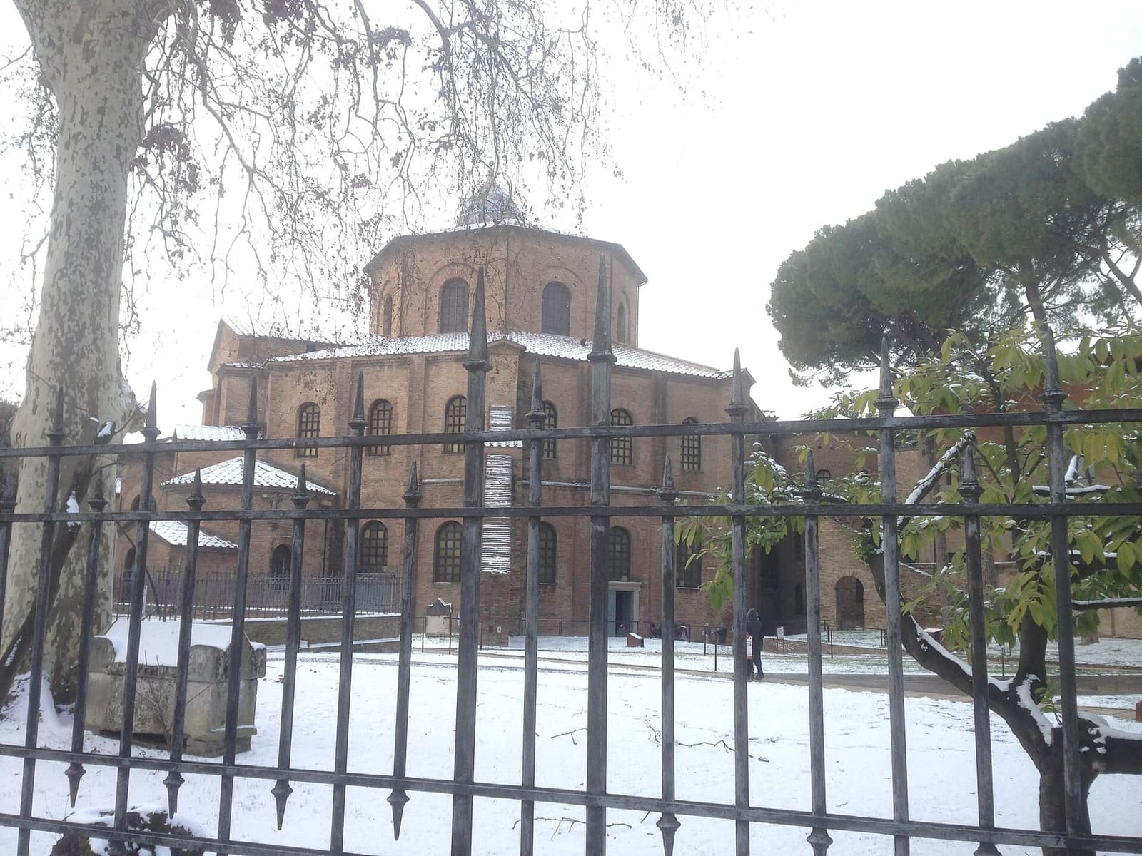 la basilica di San Vitale sotto la neve, vista dalla cancellata nel febbraio 2018