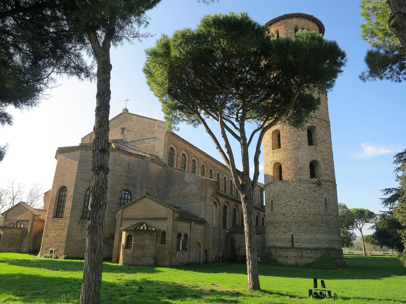 la basilica di Sant'Apollinare in Classe con il campanile rotondo, fra i pini