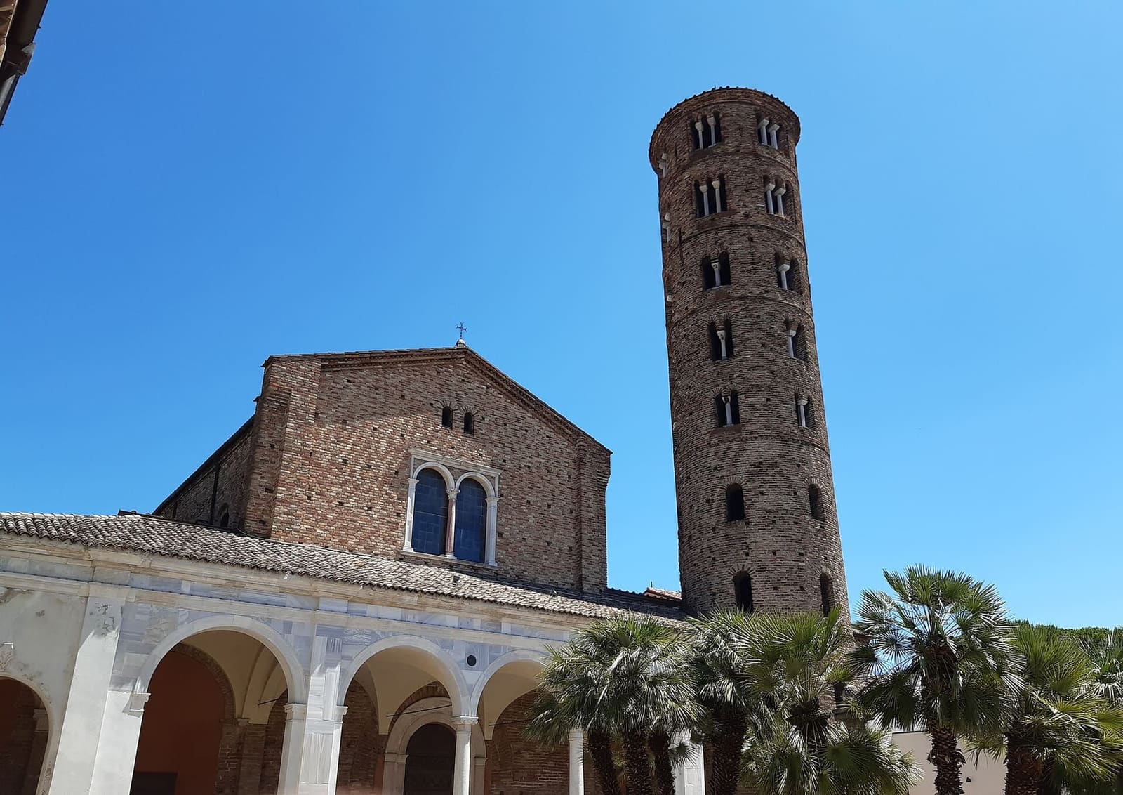 il portico e il campanile rotondo di Sant'Apollinare Nuovo, fra le palme