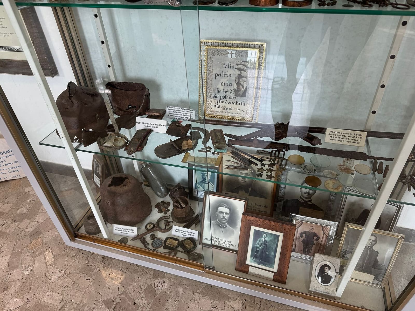 una vetrina di cimeli e fotografie dei soldati nel museo della Casa della Terza Armata, prima dei lavori