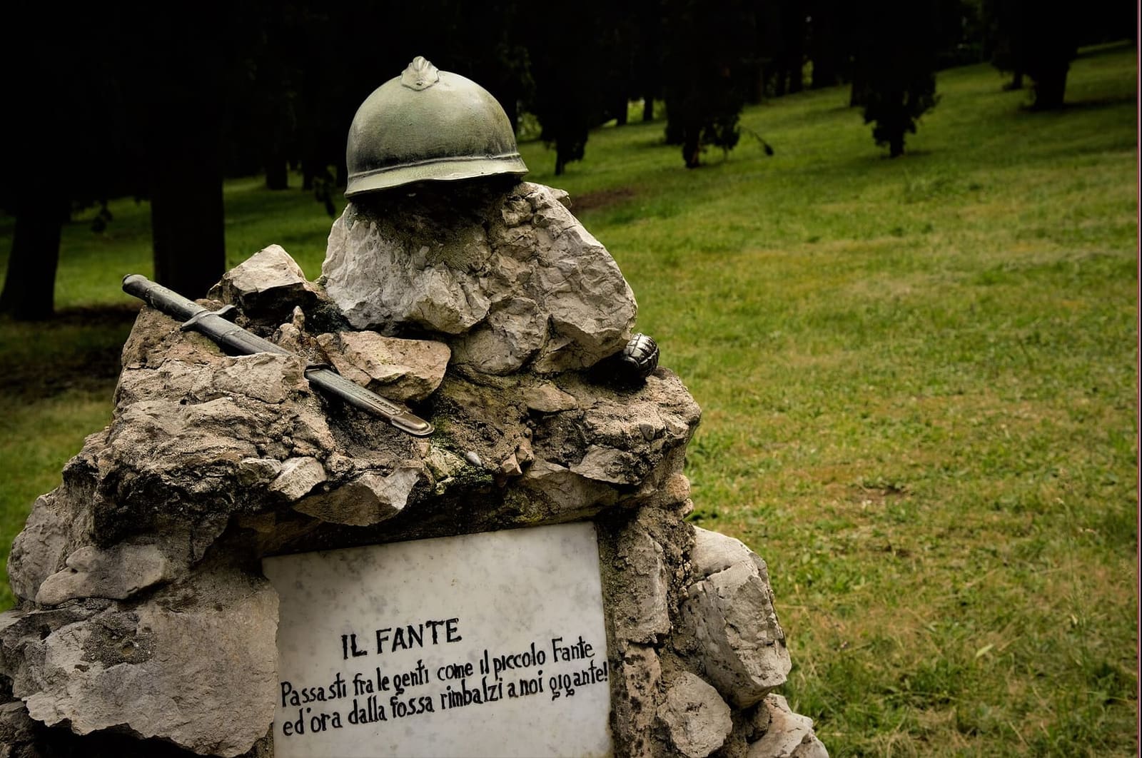 il cippo dedicato al fante sul Colle Sant'Elia, con l'elmetto sulla pietra del Carso