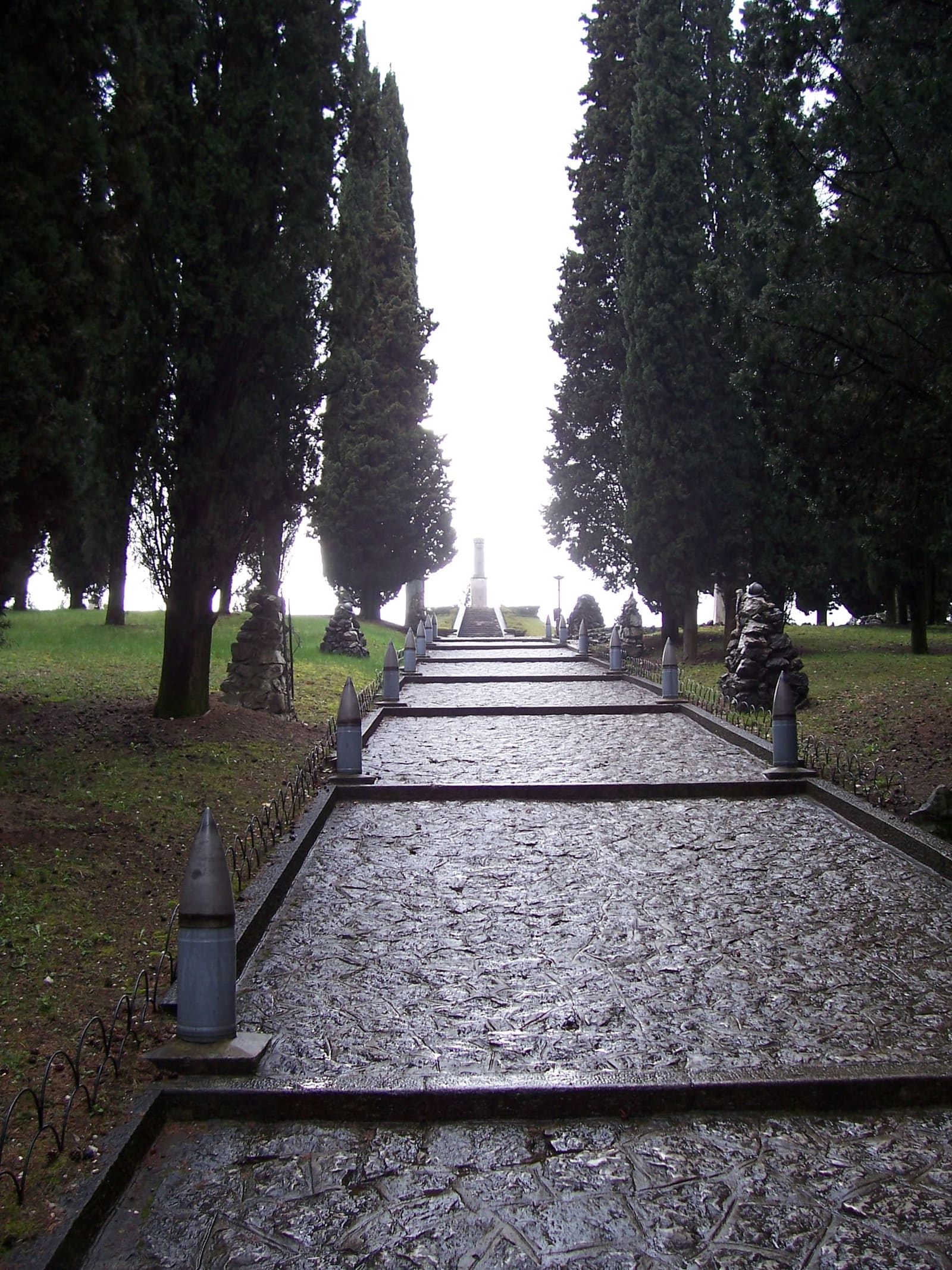 il viale del Colle Sant'Elia fra i cipressi, davanti al sacrario