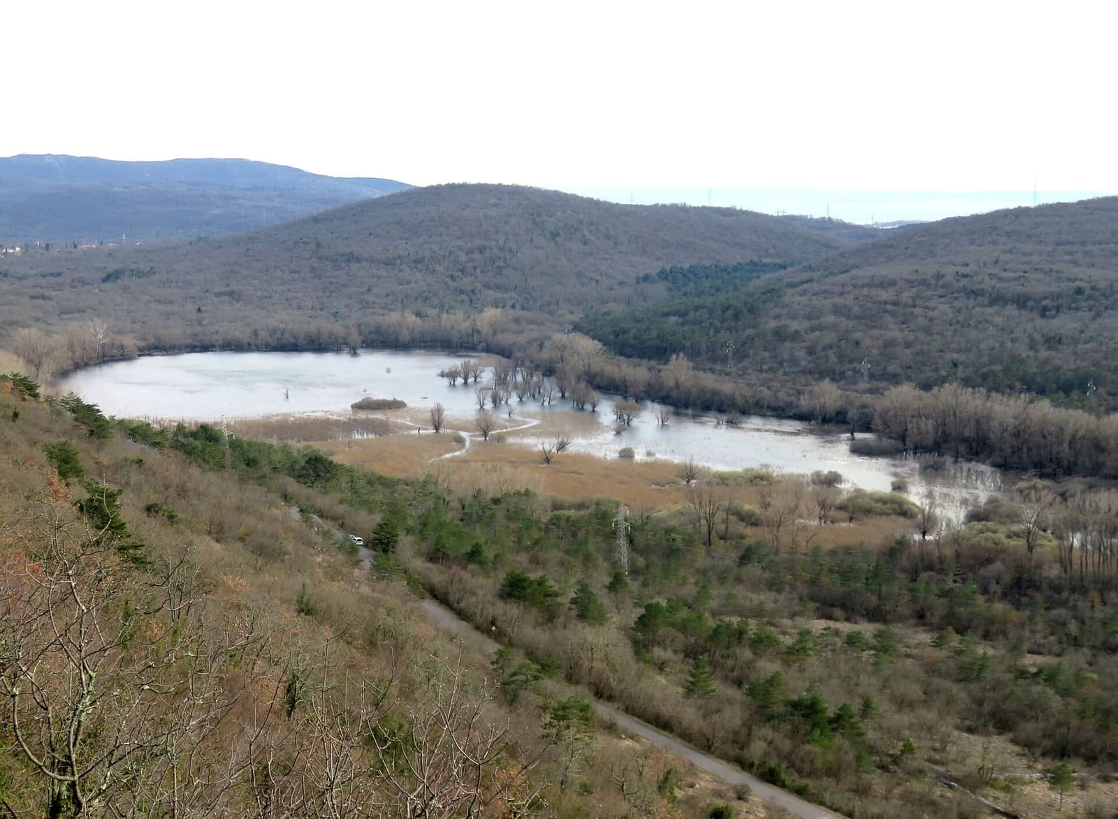 il lago di Doberdò dall'alto, nella conca fra le colline del Carso