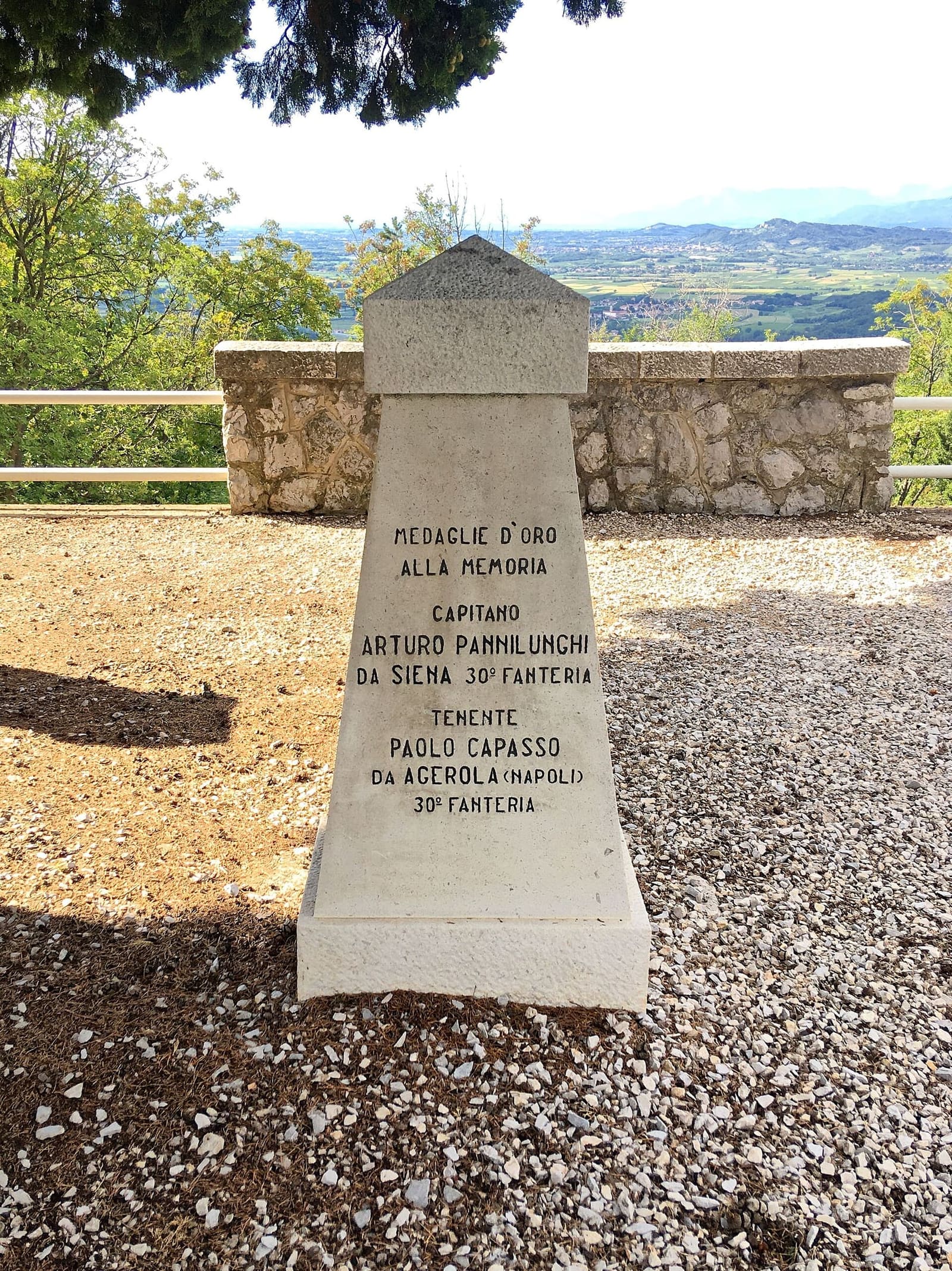 un cippo sul Monte San Michele con la pianura dell'Isonzo sullo sfondo