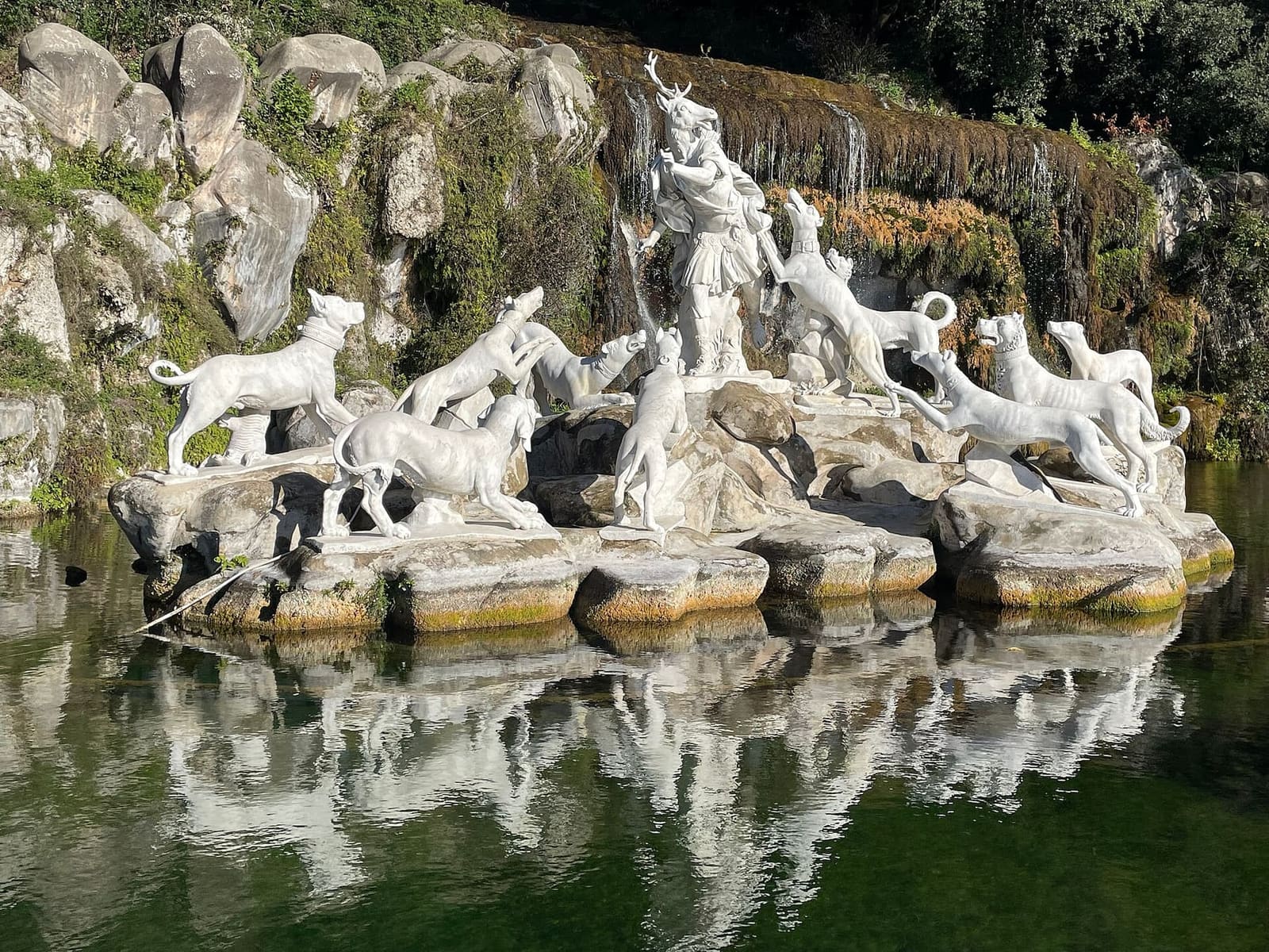 Actéon changé en cerf et ses chiens dans le bassin de Diane et Actéon, en décembre