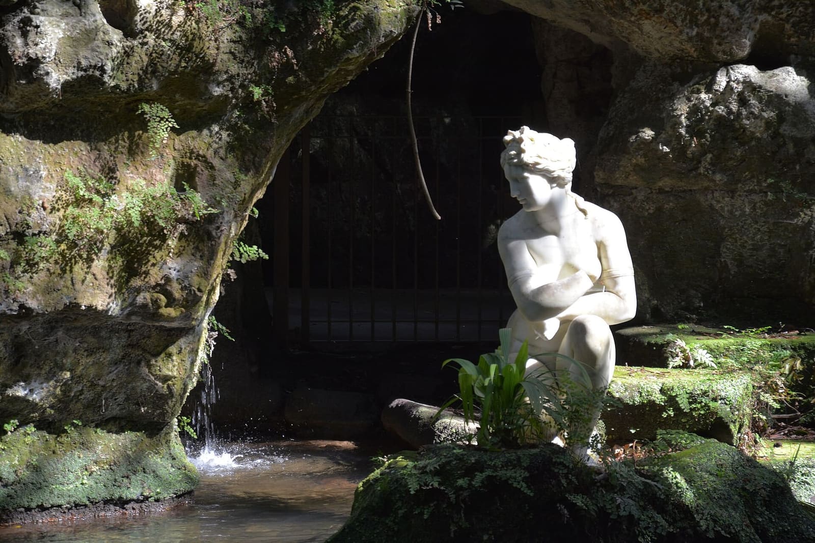 la Vénus sur le rocher devant la grotte du Bain de Vénus, dans le Jardin anglais