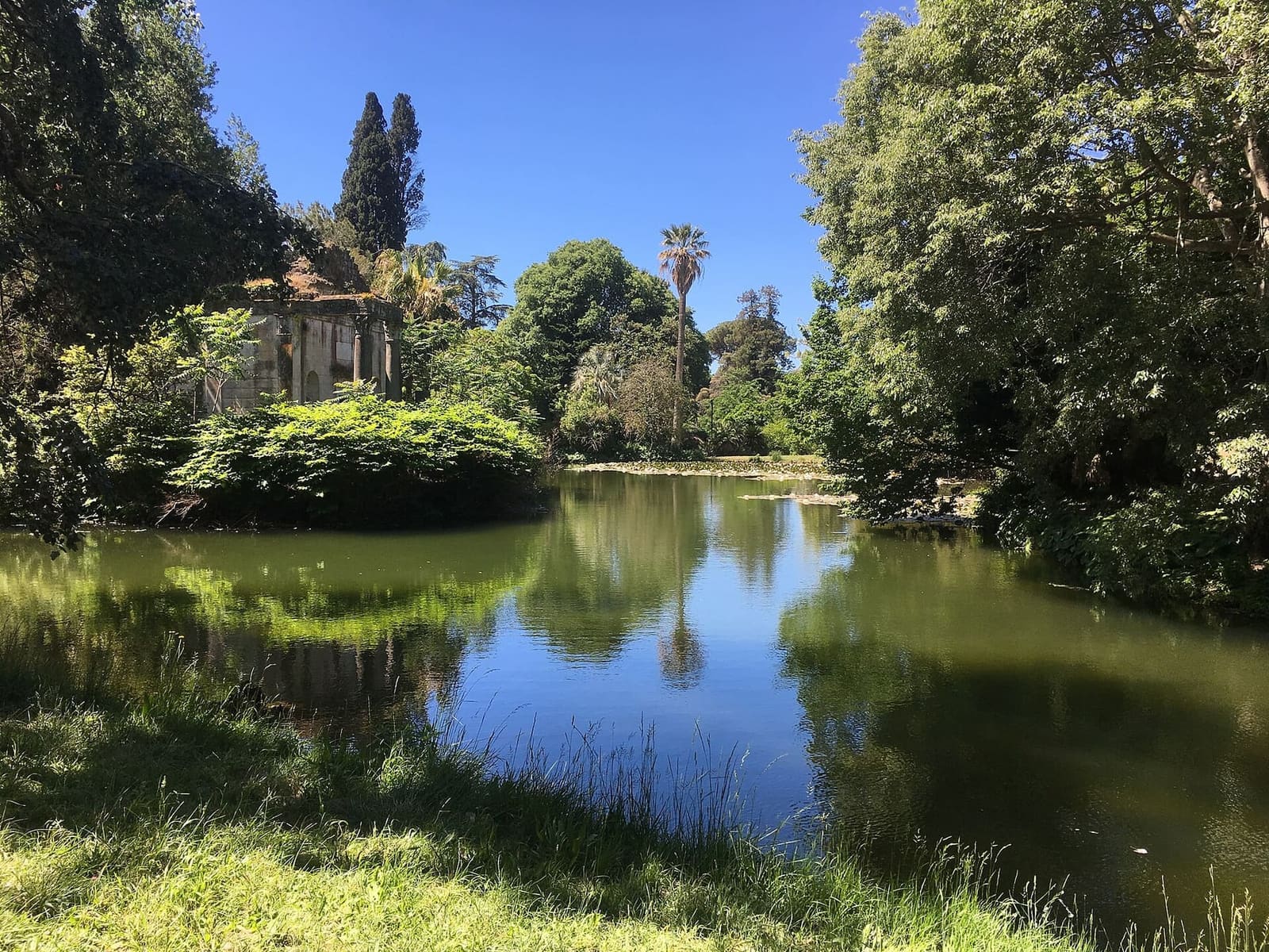 le lac du Jardin anglais avec les ruines du Tempio Diruto parmi les arbres