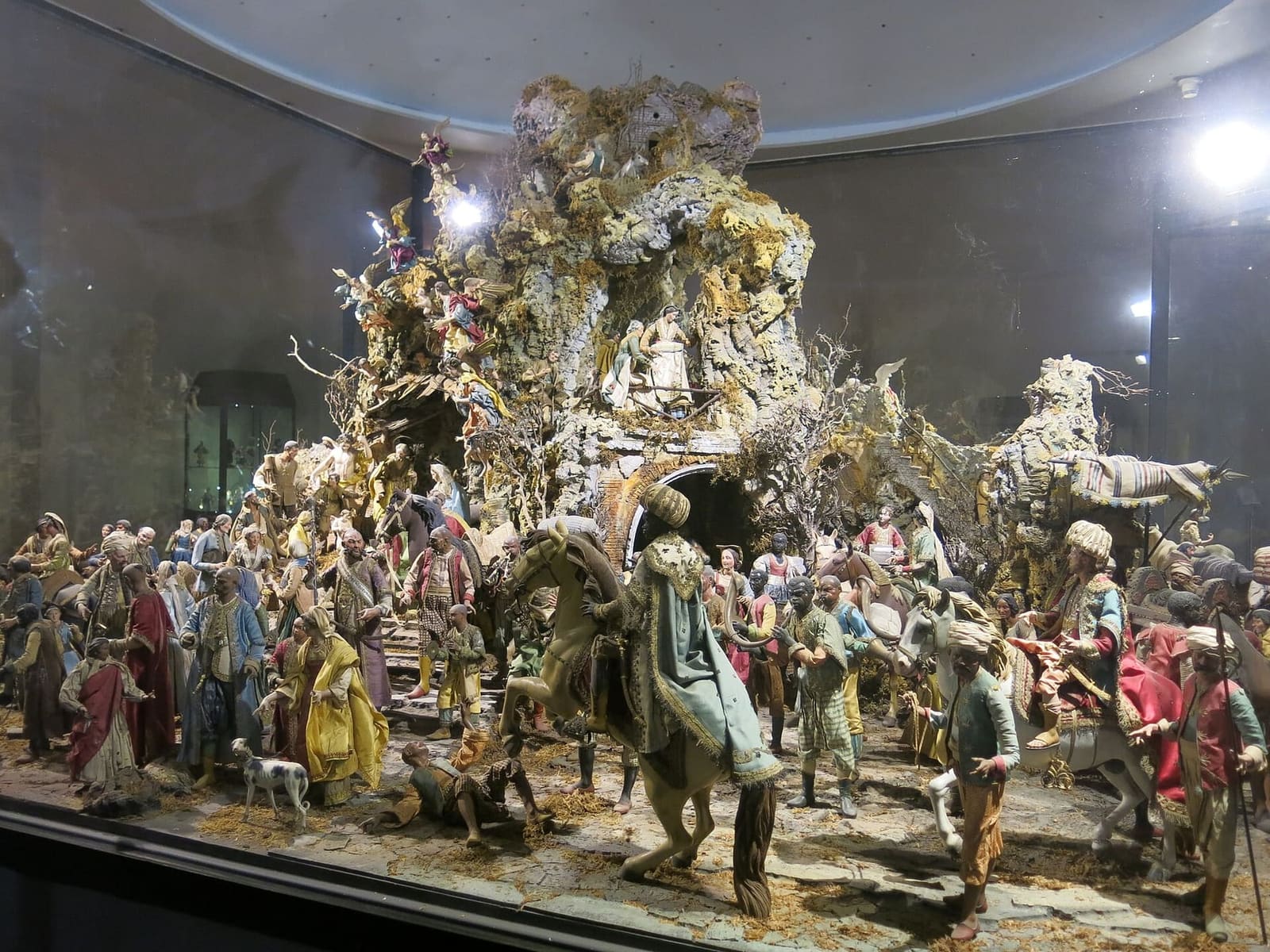 la grande crèche napolitaine du palais royal dans sa vitrine