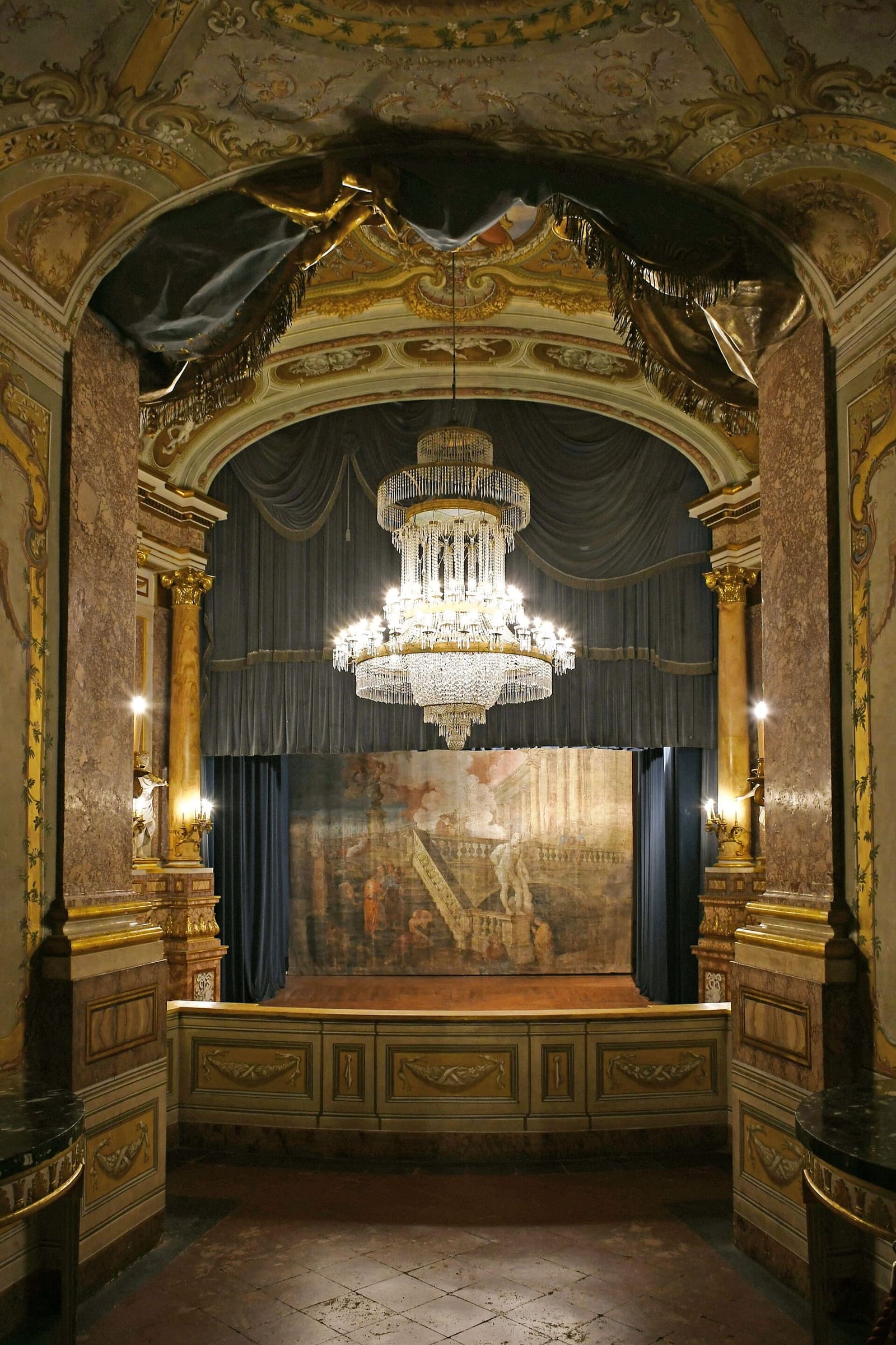 la scène du théâtre de cour avec son lustre de cristal