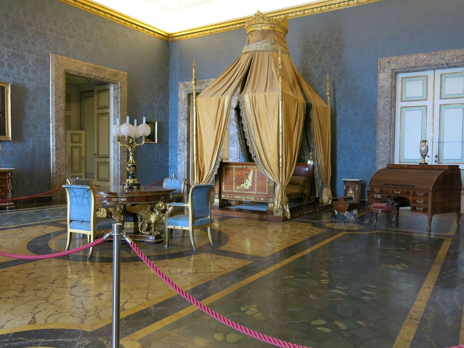 la chambre de François II avec ses murs bleus et le lit à baldaquin