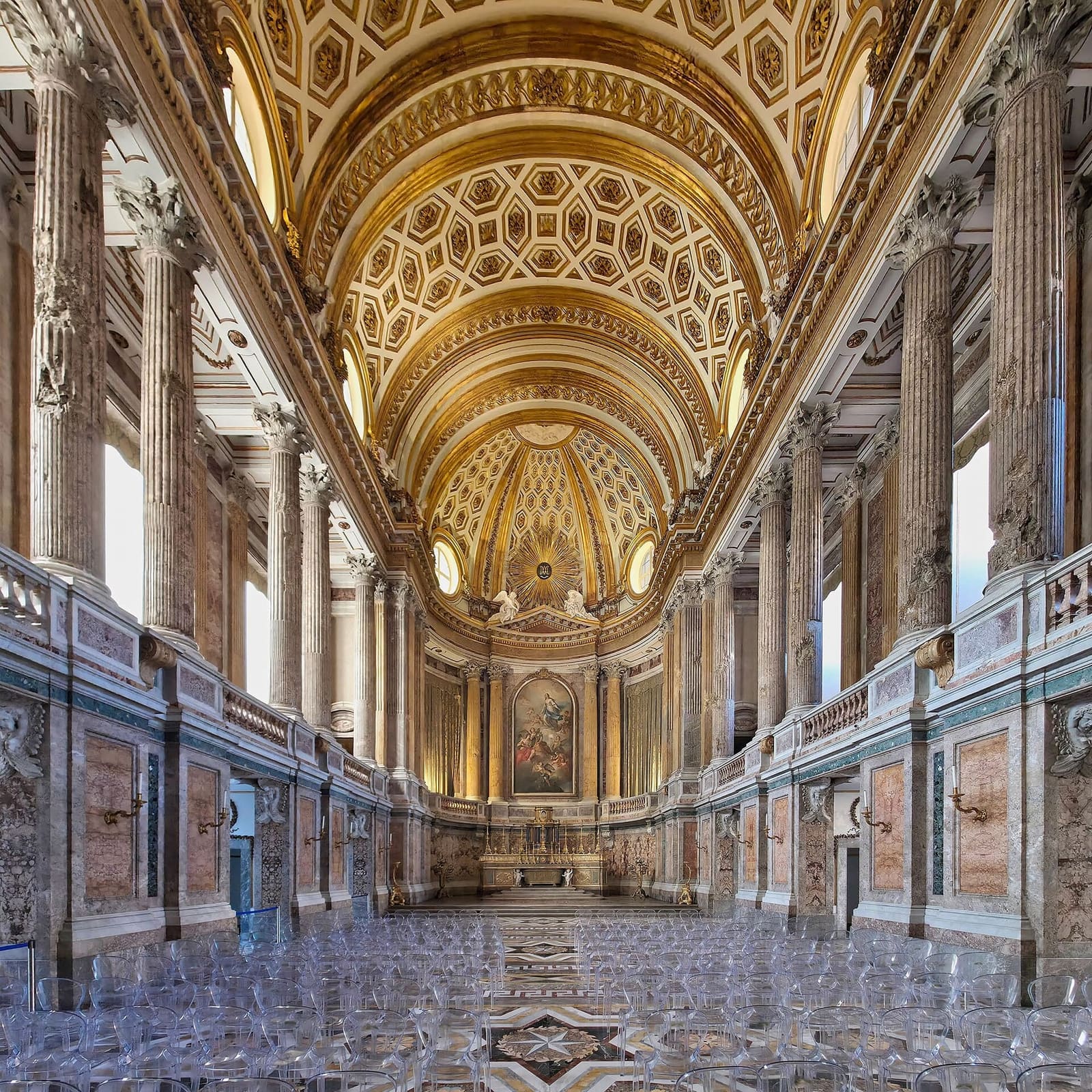 la chapelle palatine avec sa voûte à caissons dorés et les colonnes jusqu'à l'autel