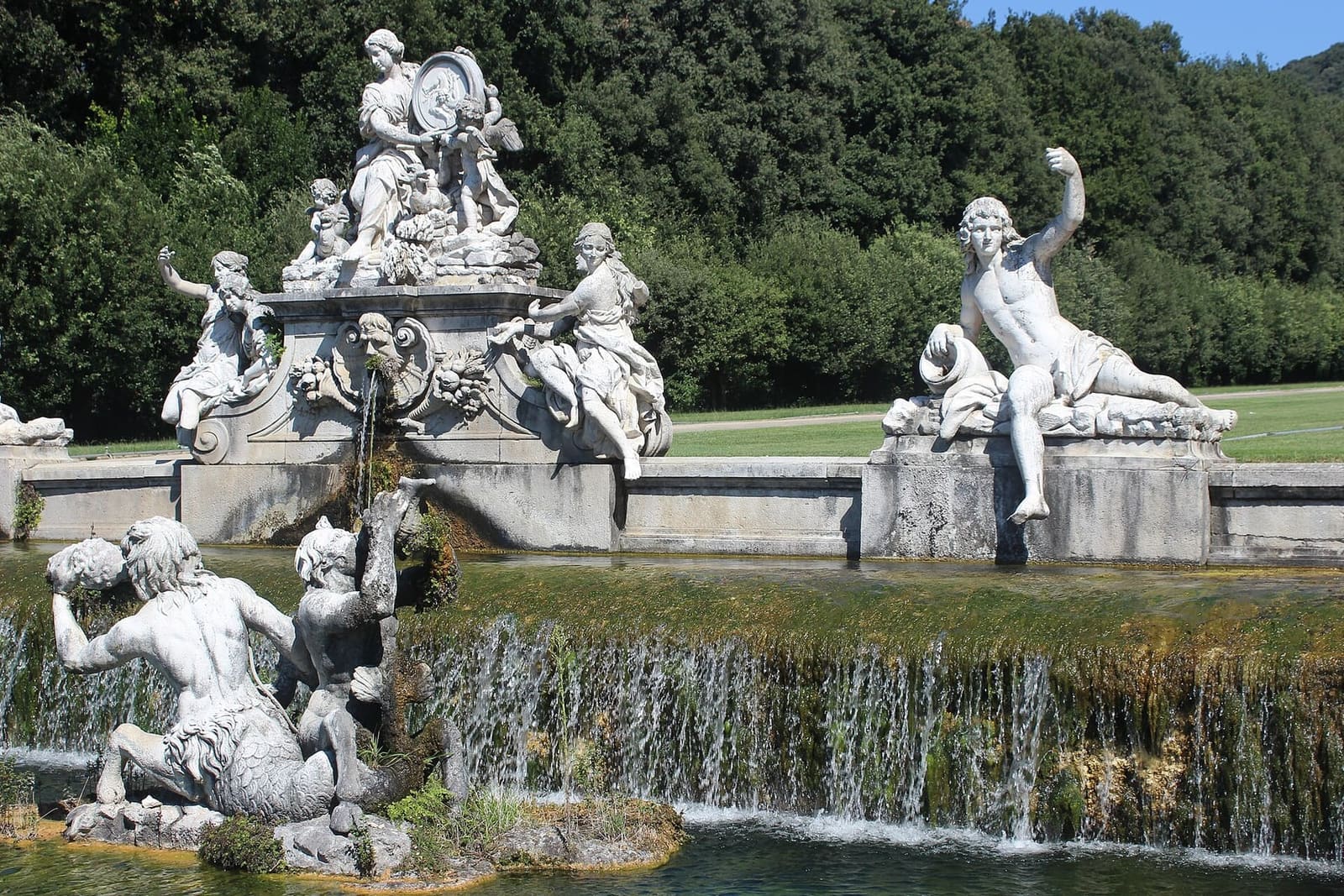 la fontaine de Cérès avec ses tritons et le bassin en gradins