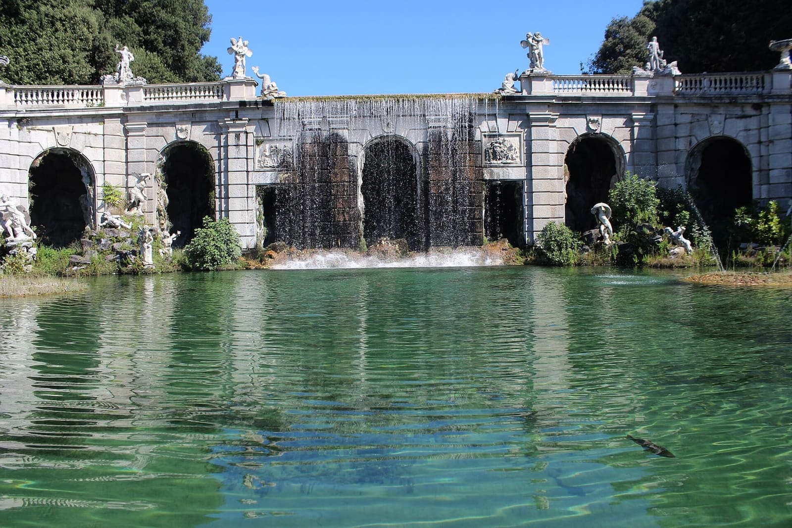 les arcades de la fontaine d'Éole avec l'eau qui descend dans le bassin