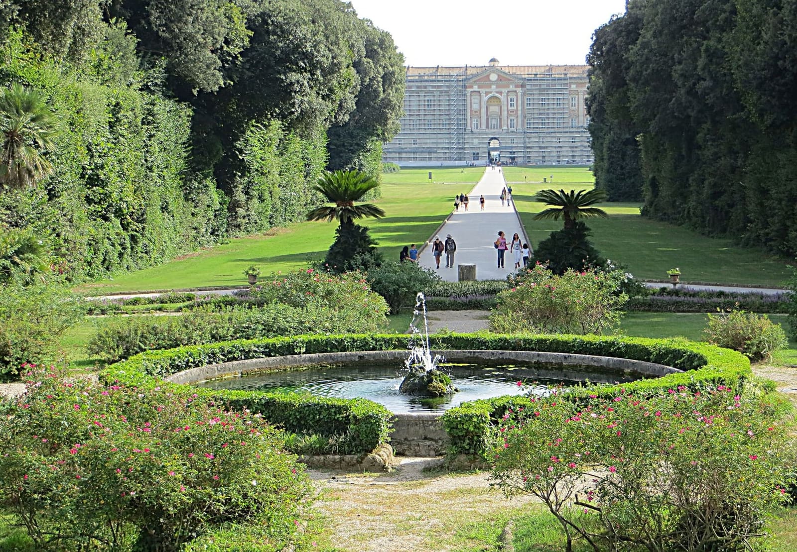 la fontaine Margherita, avec le palais au bout de l'allée