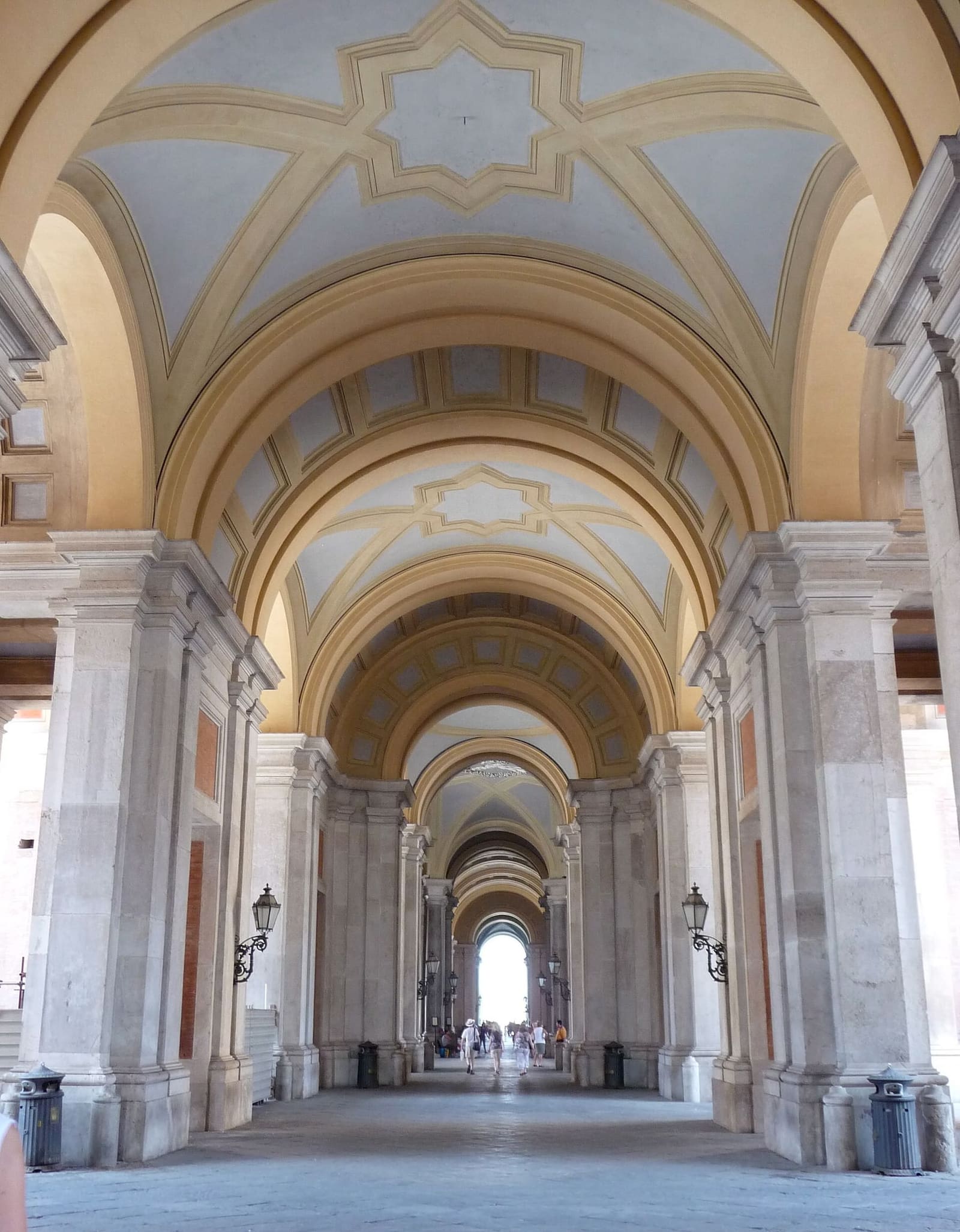 la galerie voûtée qui traverse le palais de la place au parc
