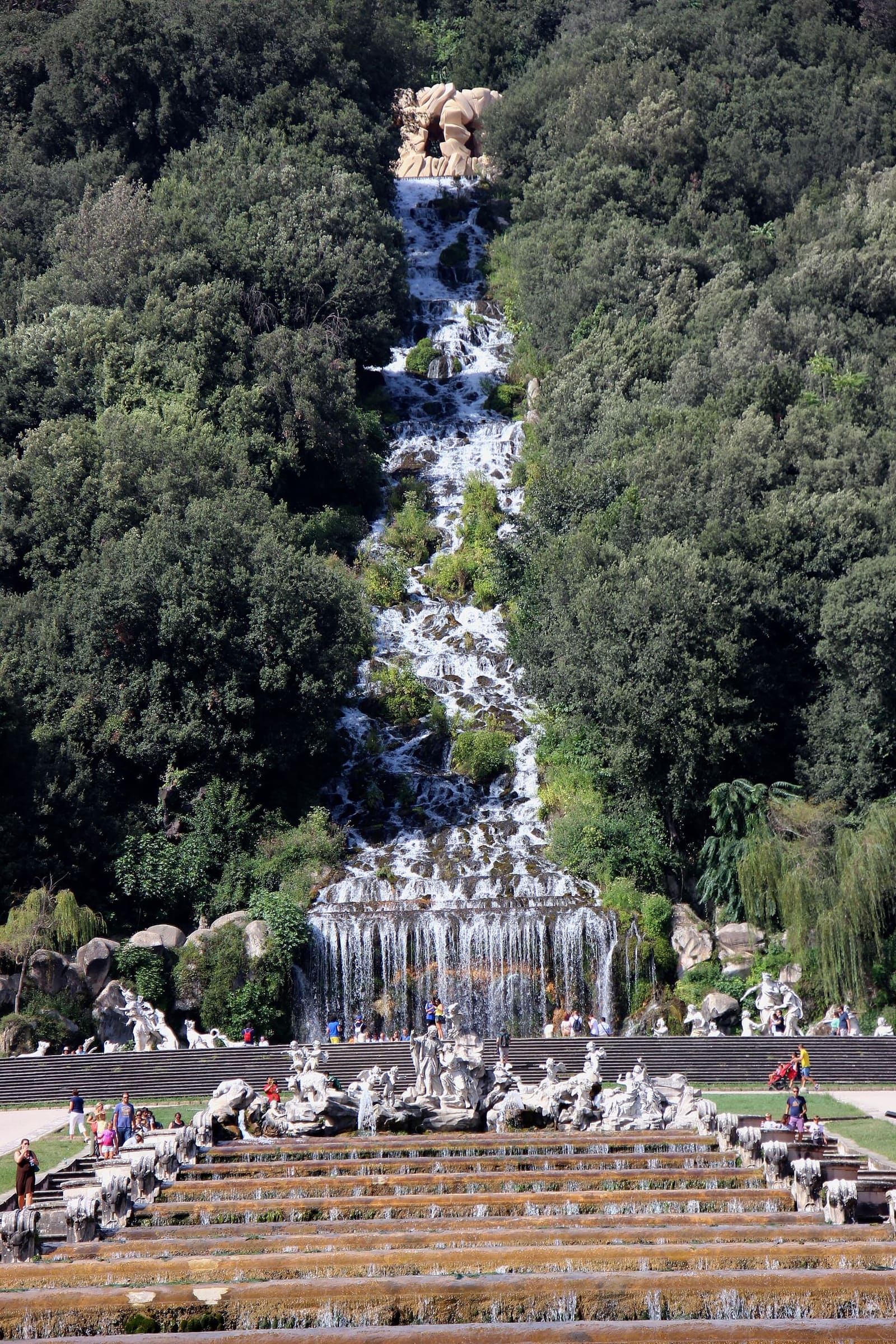 la Grande Cascade qui descend de la colline au-dessus de la fontaine de Diane et Actéon