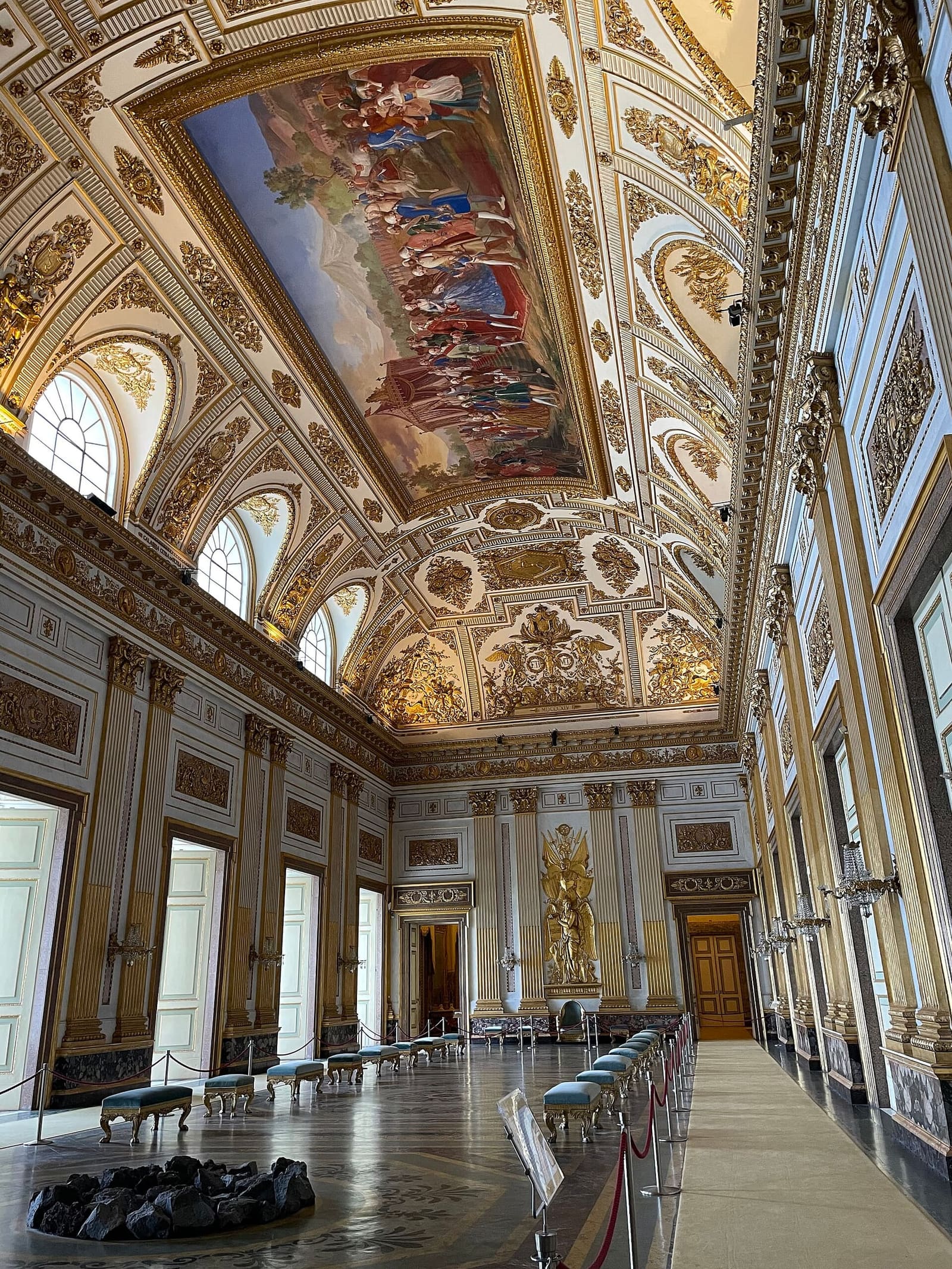 la salle du Trône avec sa voûte dorée et le trône au fond
