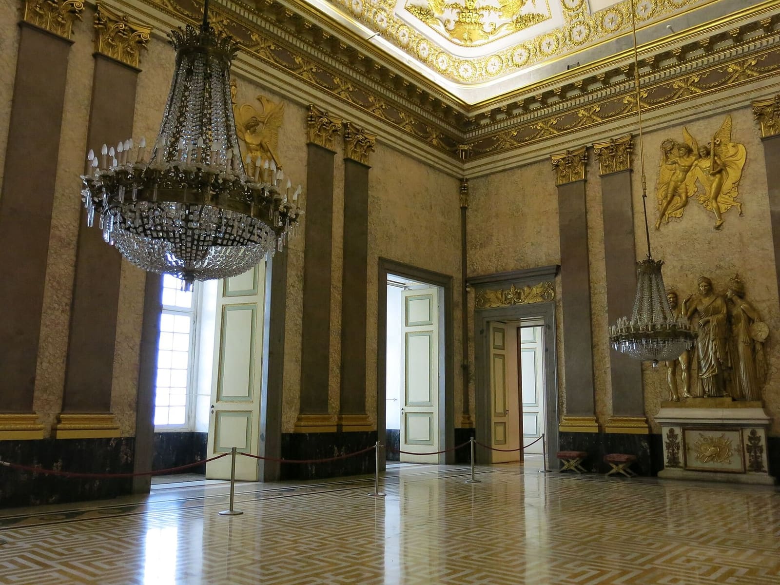 la salle d'Astrée avec ses stucs dorés et ses murs de marbre