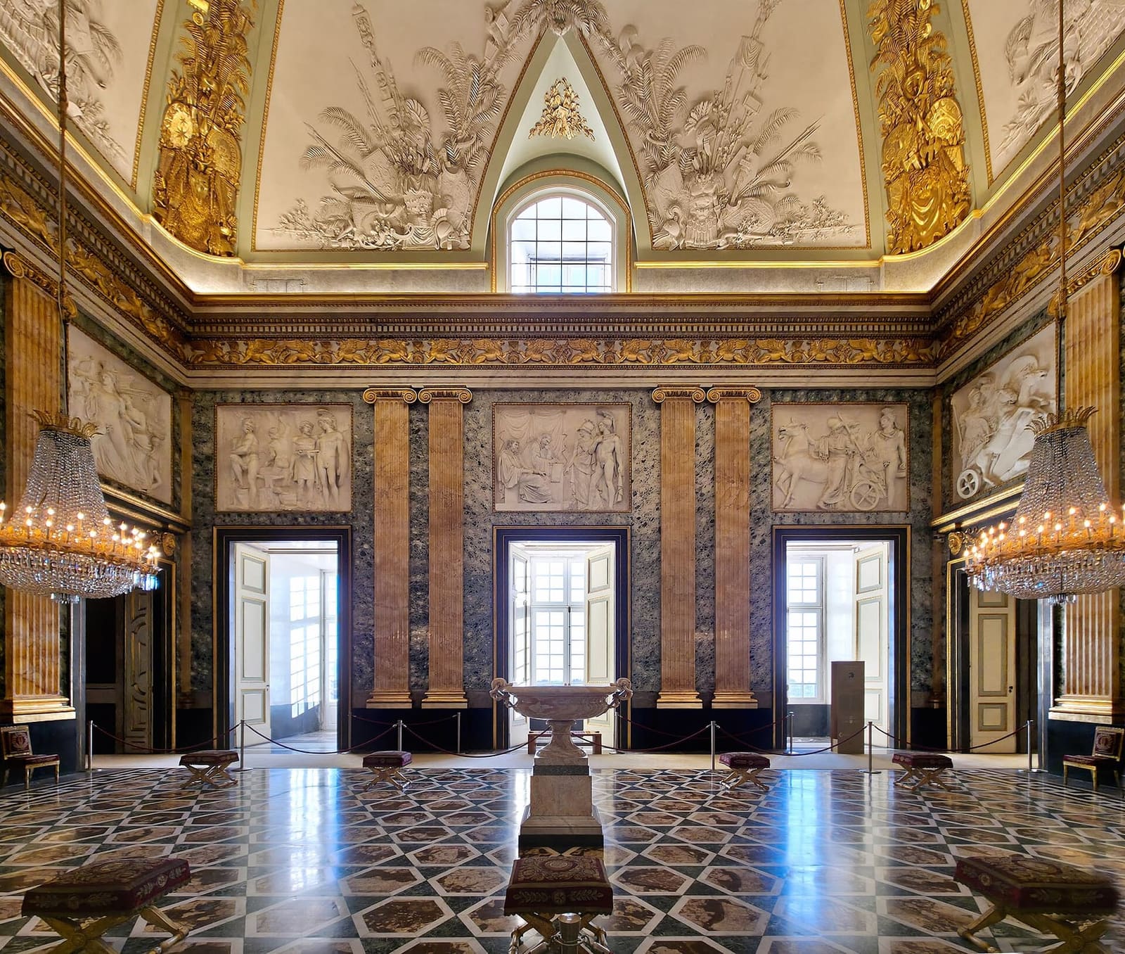 la salle de Mars avec les reliefs de marbre blanc entre les colonnes