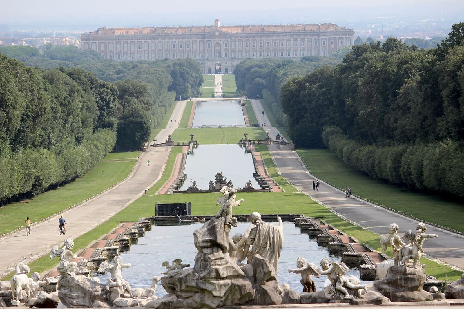 la Via d'Acqua vue d'en haut, avec les bassins alignés jusqu'au palais