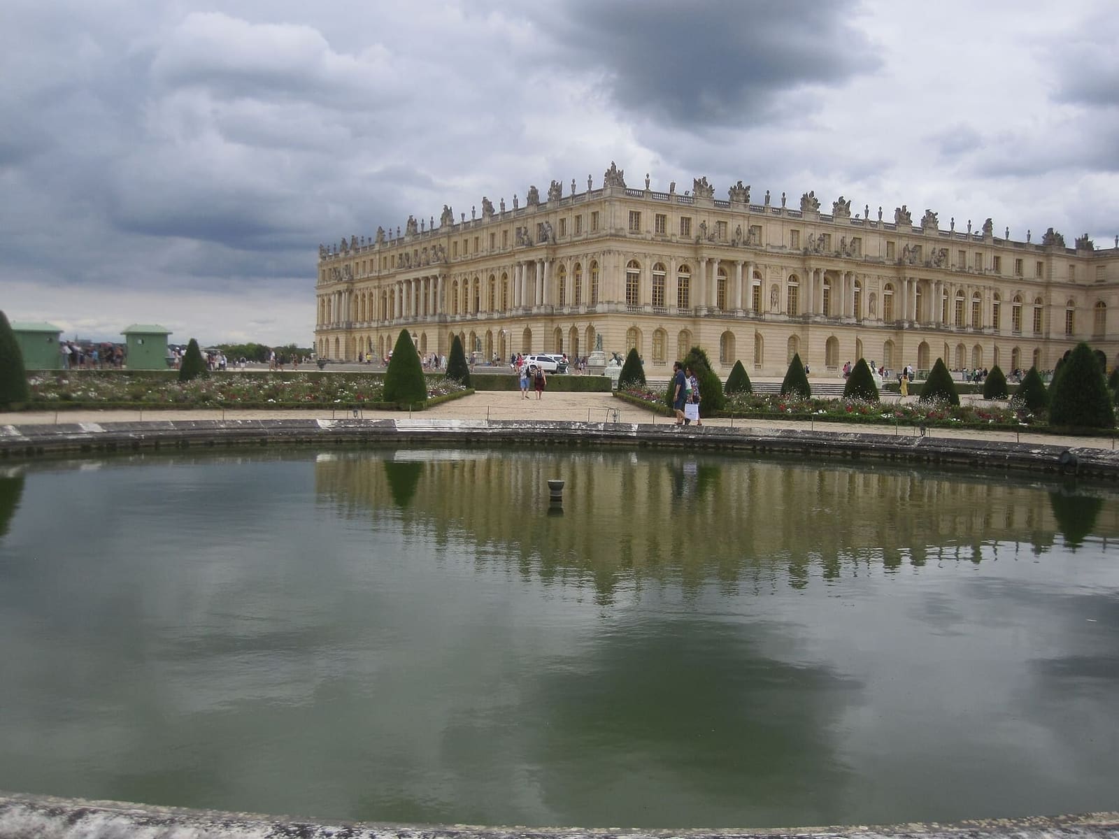 die Gartenfassade des Schlosses, gespiegelt in einem Becken des Parterre d'eau