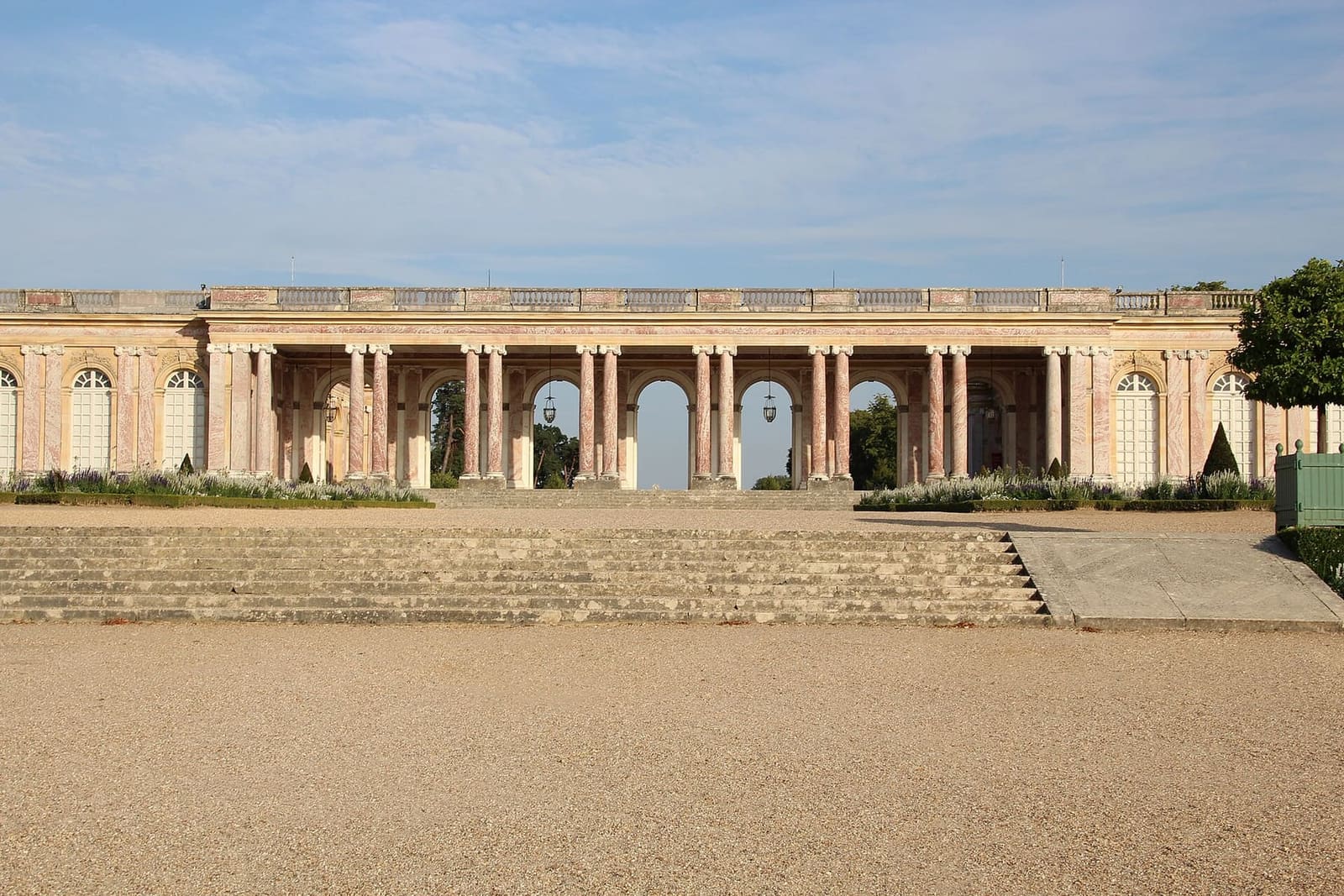 das Peristyl aus rosa Marmor des Grand Trianon vom Garten aus