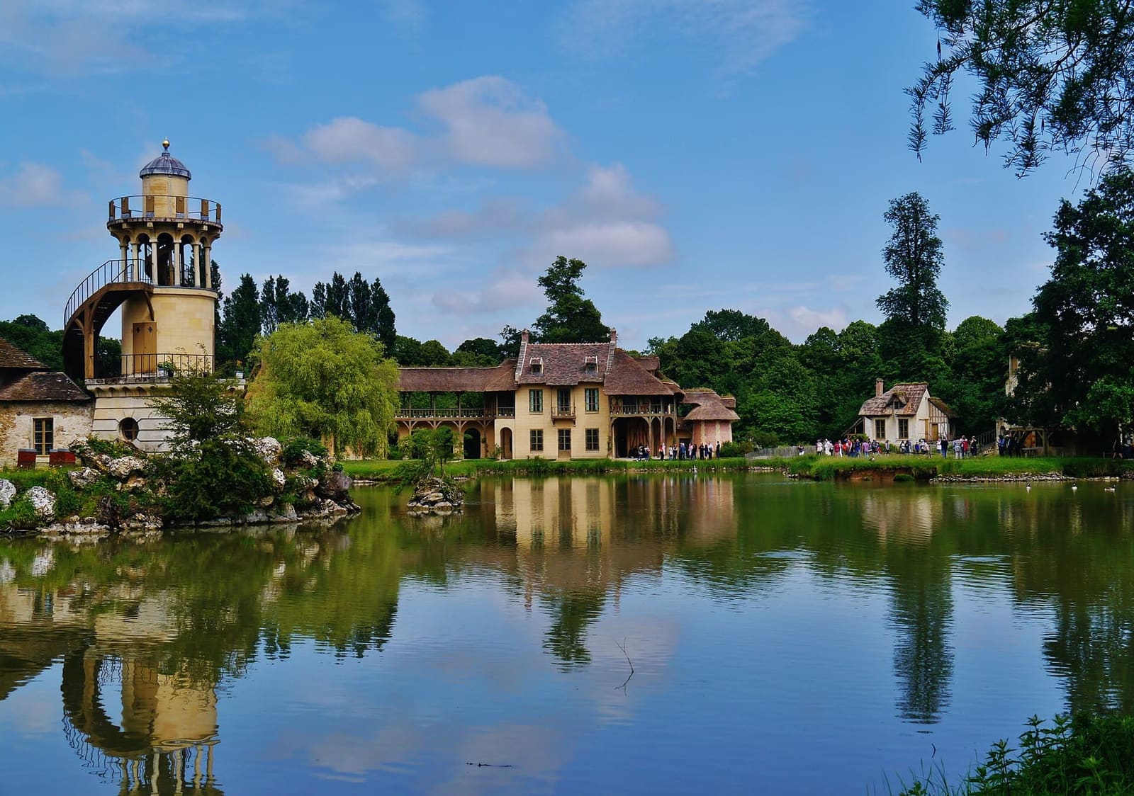 der Marlborough-Turm und die Häuser des Weilers der Königin, im See gespiegelt
