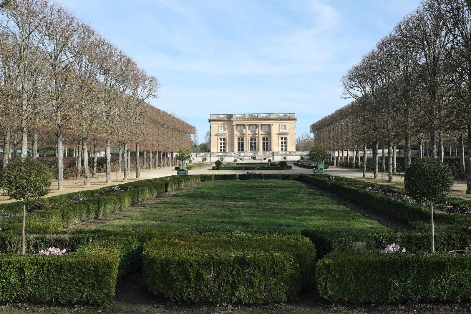das Petit Trianon am Ende des französischen Gartens, zwischen beschnittenen Linden