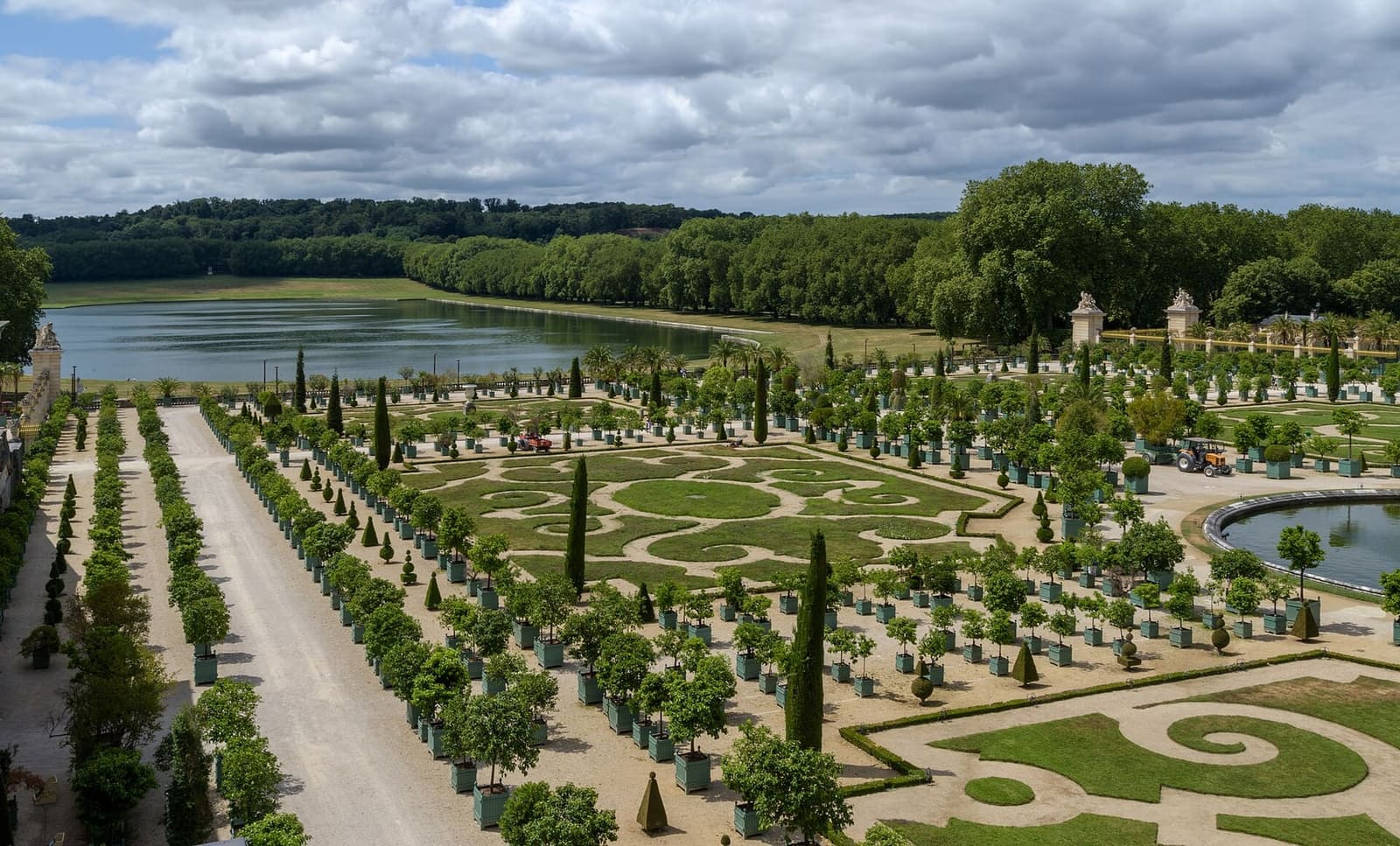 das Parterre der Orangerie mit den Orangenbäumen in Kübeln und dahinter die Pièce d'eau des Suisses