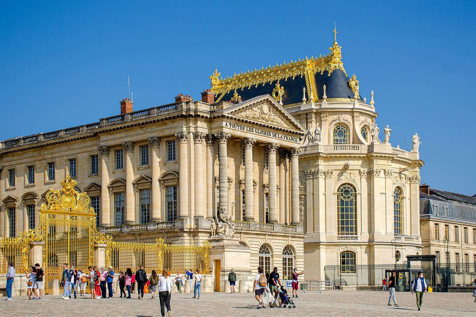 die Königliche Kapelle mit dem vergoldeten Dach, neben dem Gitter der Cour royale