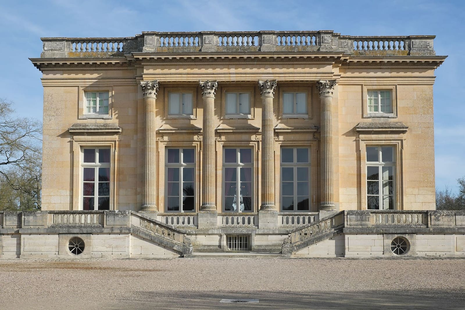 die Säulenfassade des Petit Trianon über der Freitreppe