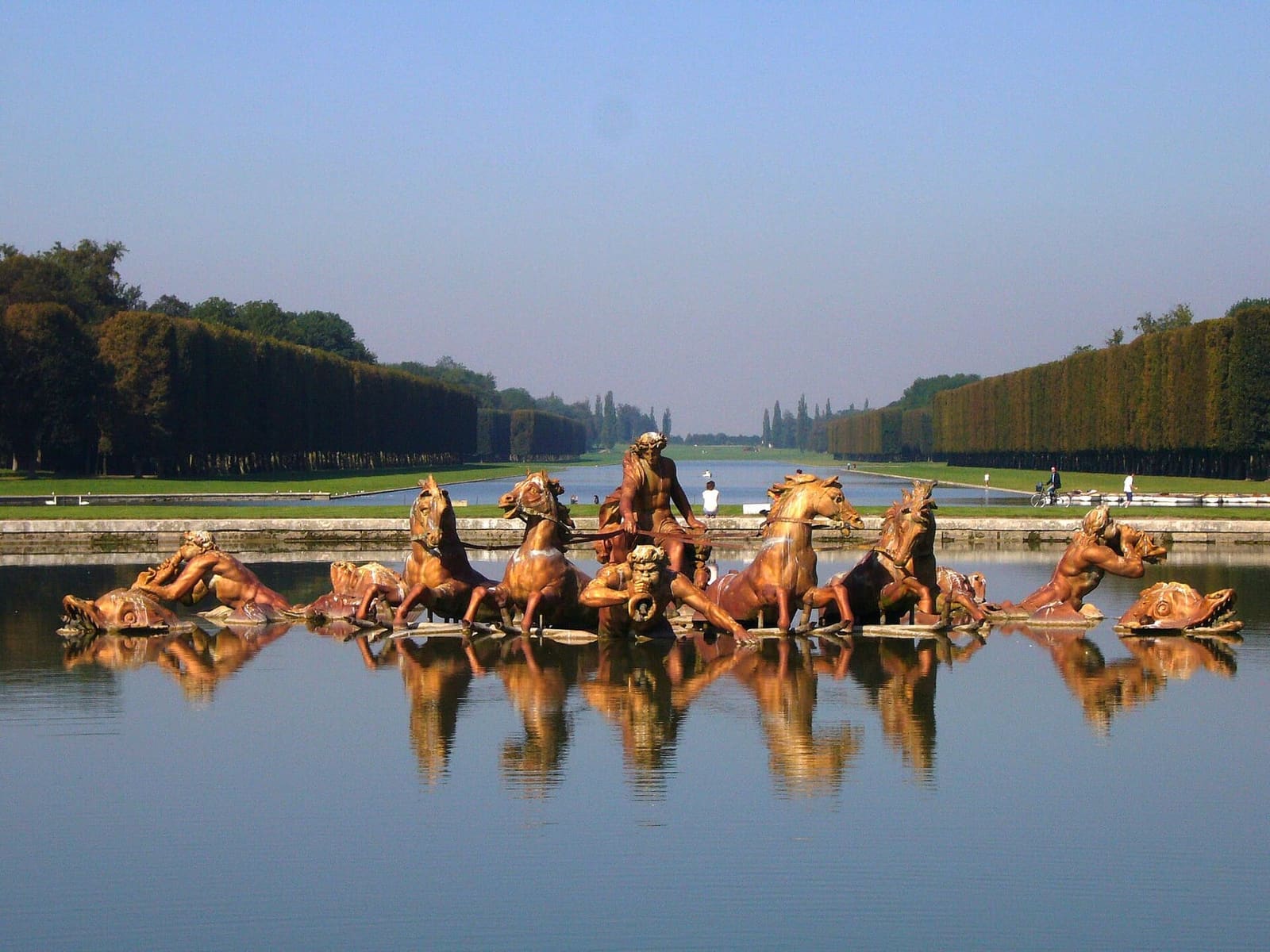 der Wagen des Apollo, der aus dem Wasser steigt, dahinter der Grand Canal