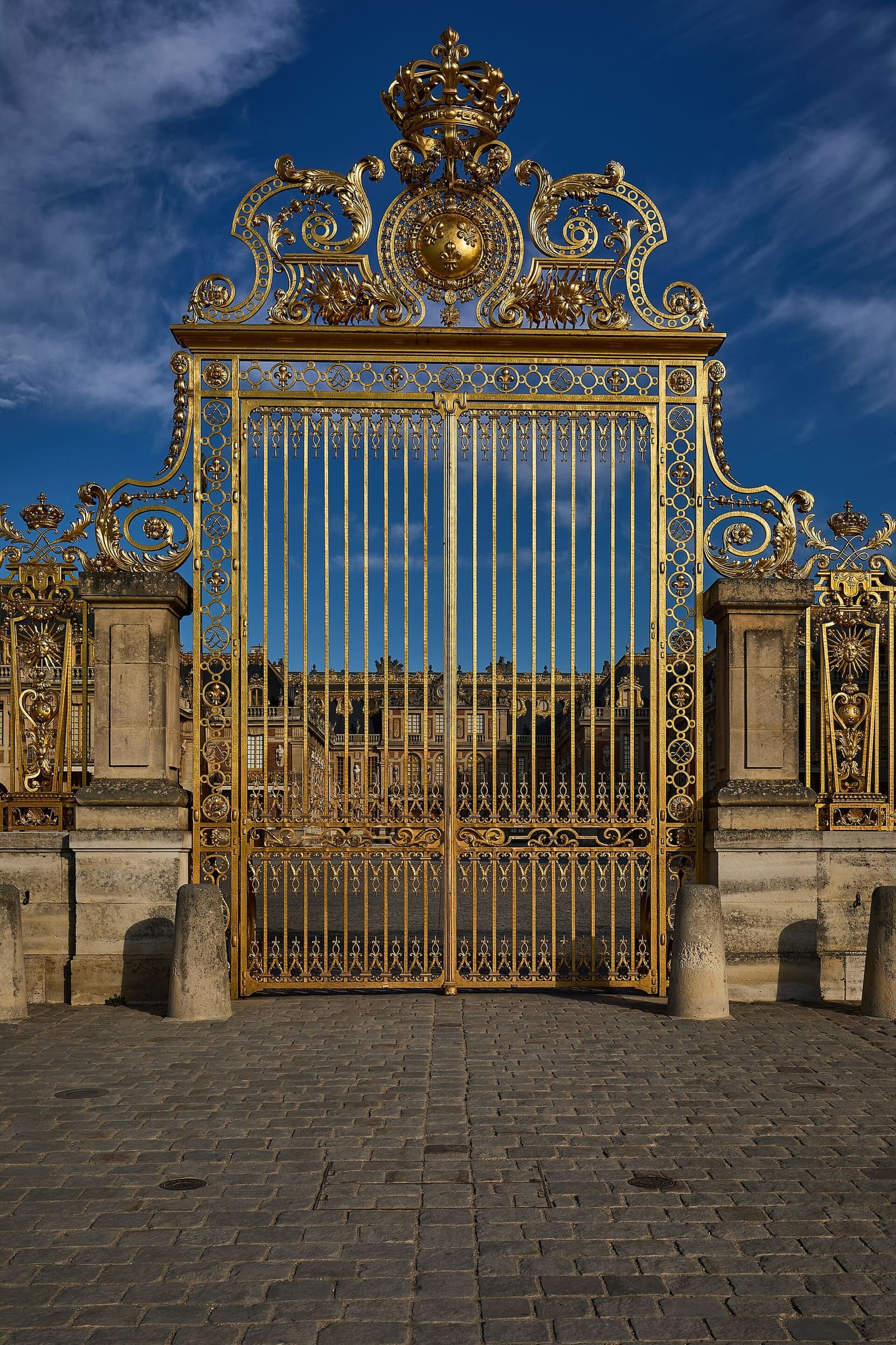 das vergoldete Königstor mit der Krone, am Eingang zur Cour royale