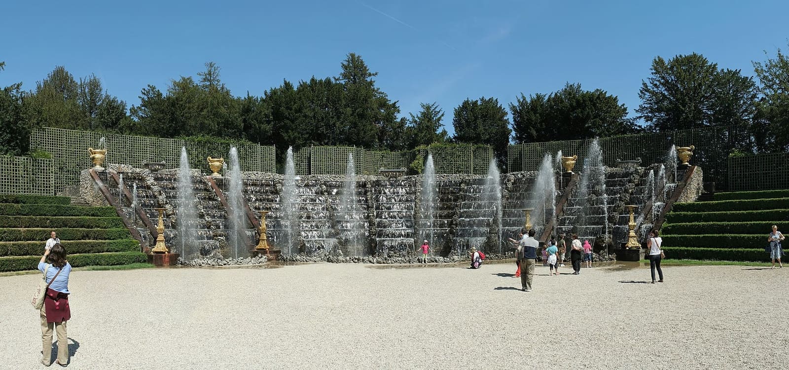 die Kaskaden aus Muscheln und Felsen im Ballsaal, dem Bosquet des Rocailles, mit laufendem Wasser