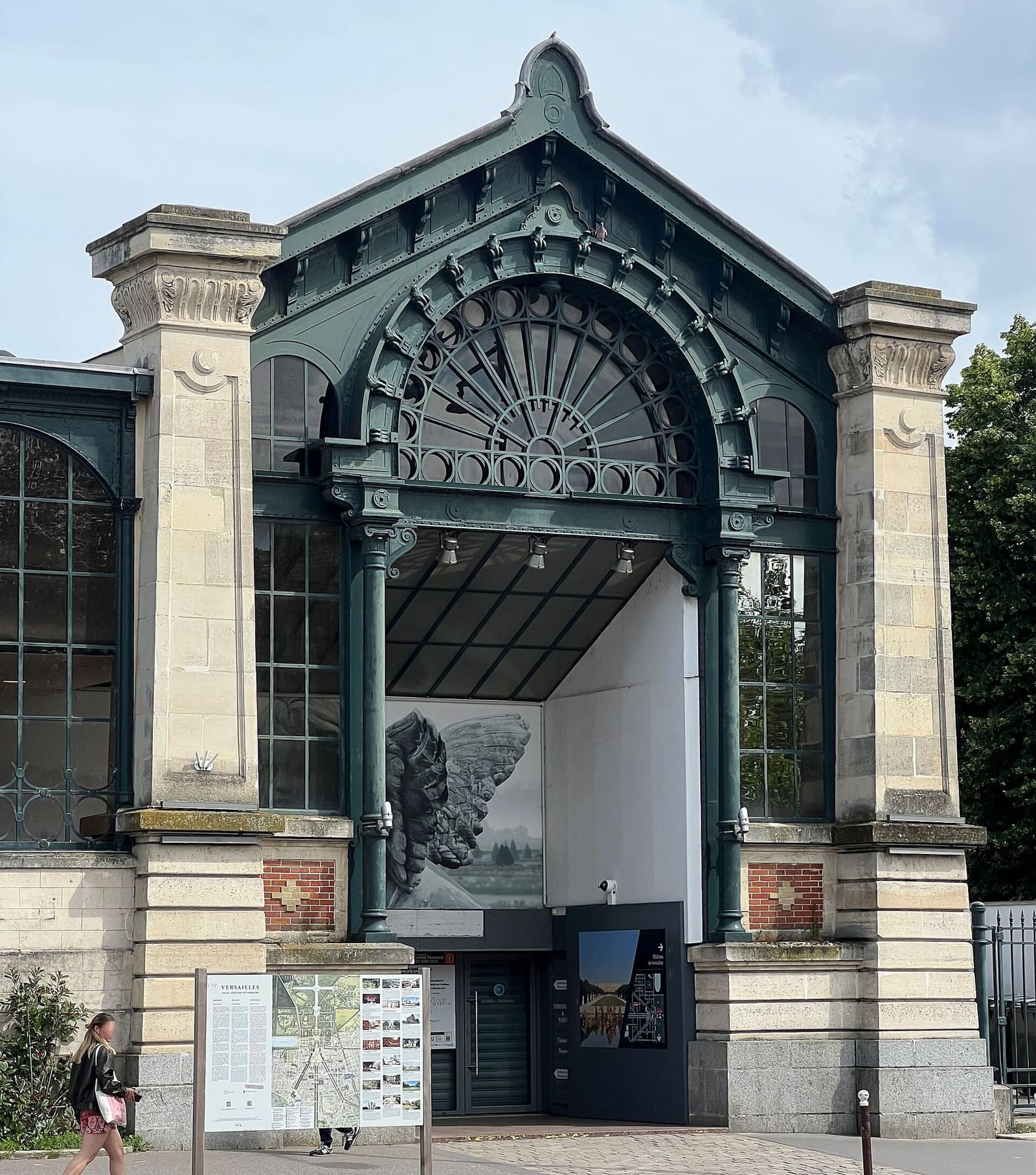 der Eingang aus Eisen und Glas des Bahnhofs Versailles Château Rive Gauche, Endstation der RER C