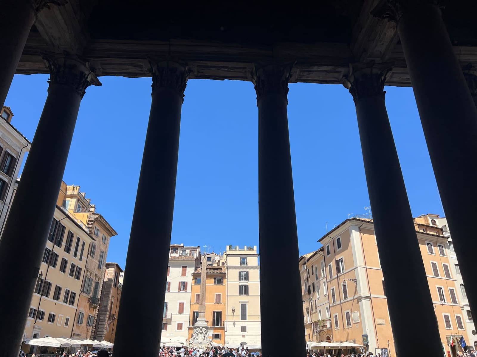 piazza della Rotonda vista da dentro il portico, incorniciata fra le colonne come da una finestra