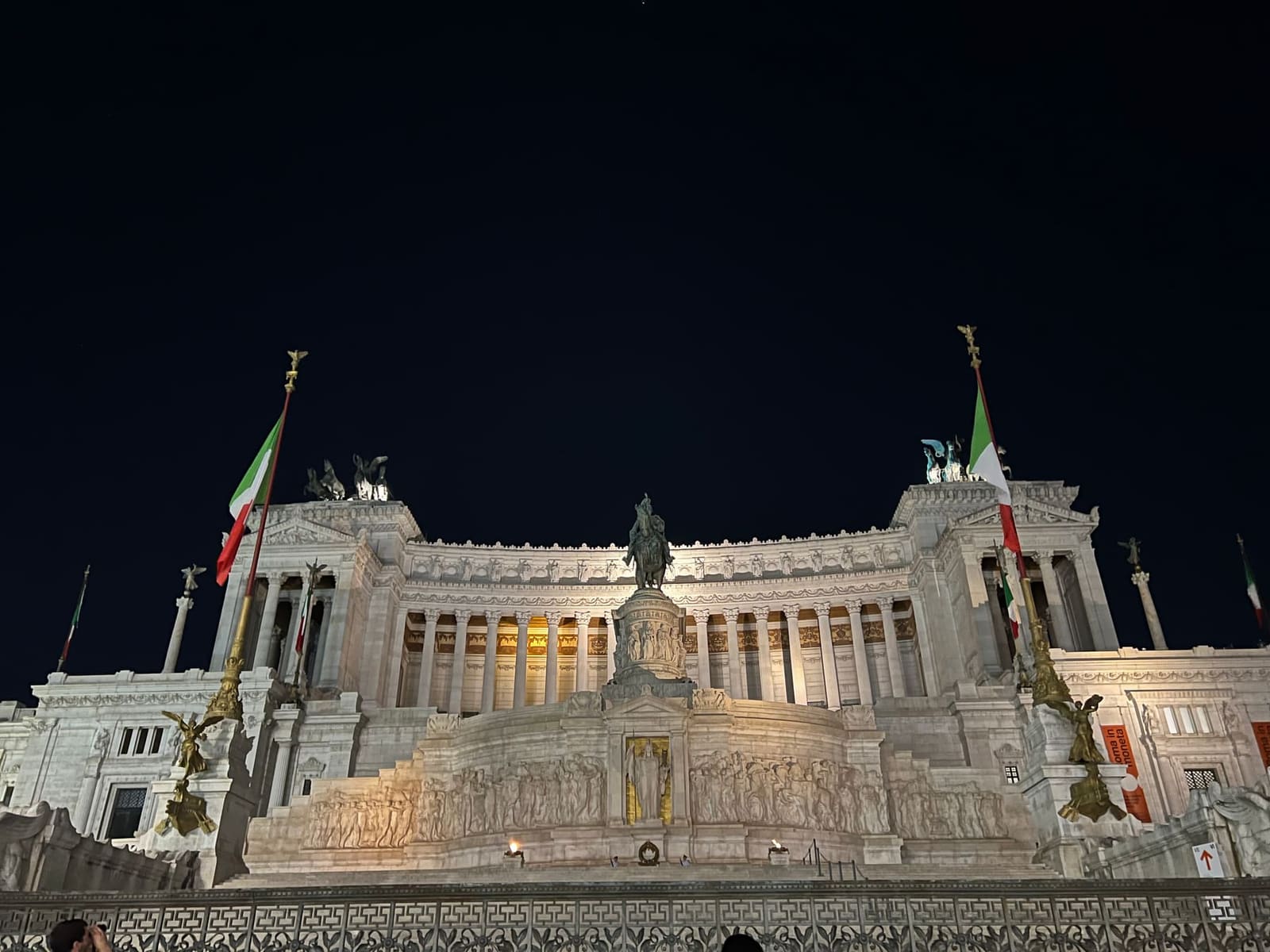 il Vittoriano di fronte, tutto bianco e illuminato: è la fotografia che spiega perché a Roma lo chiamano la macchina da scrivere