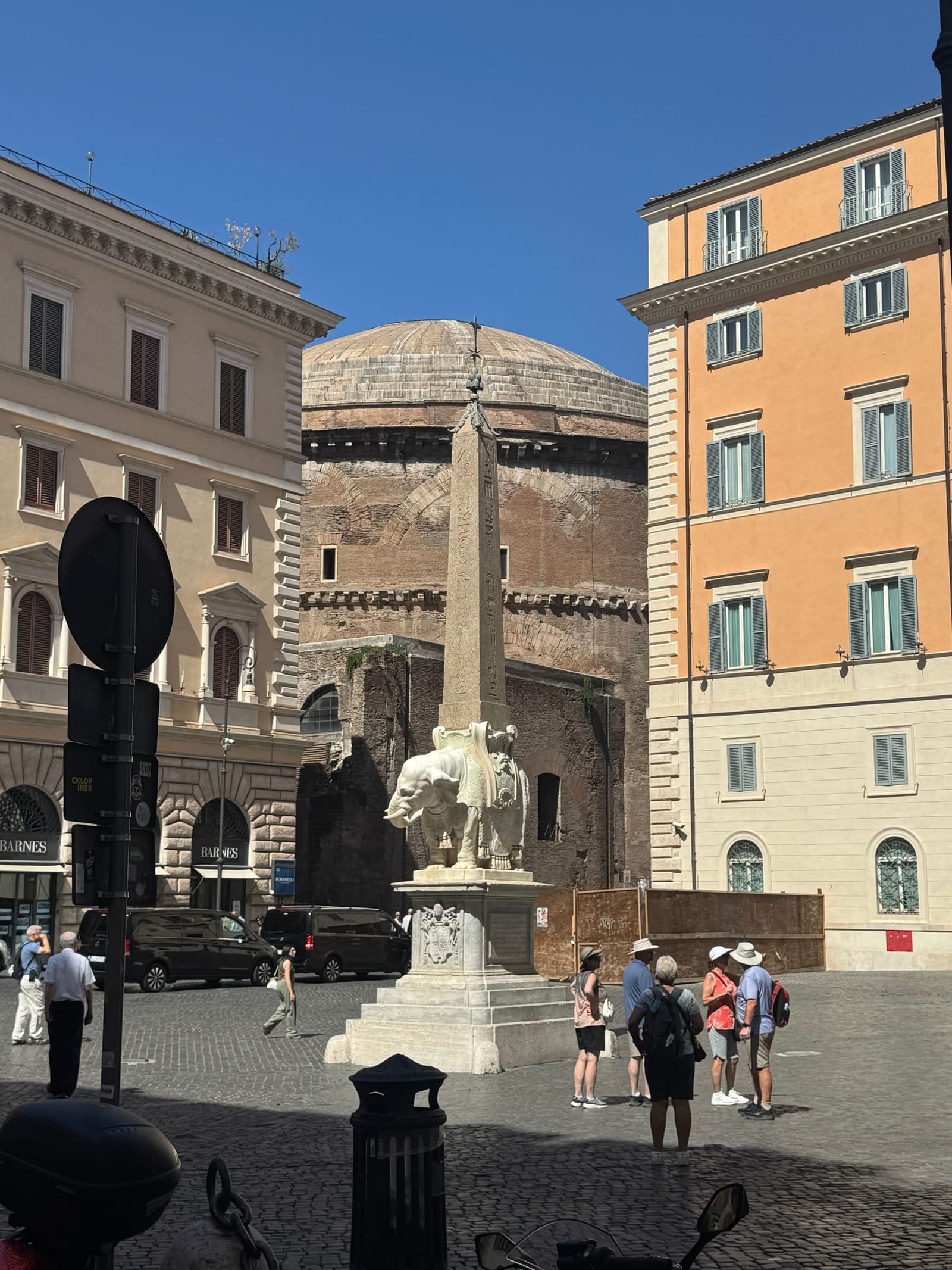 l'elefantino del Bernini con l'obelisco sulla schiena in piazza della Minerva, e dietro il fianco tondo del Pantheon