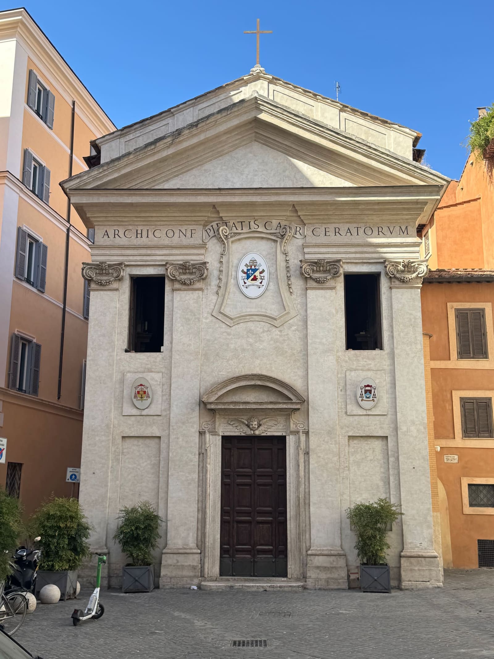 la facciata di San Giovanni della Pigna, con scritto sull'architrave ARCHICONF. PIETATIS CARCERATORVM, l'arciconfraternita che si occupava dei carcerati
