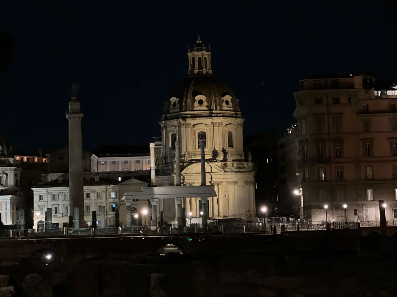la Colonna Traiana e la cupola del Santissimo Nome di Maria, che di notte sembrano appoggiate una all'altra