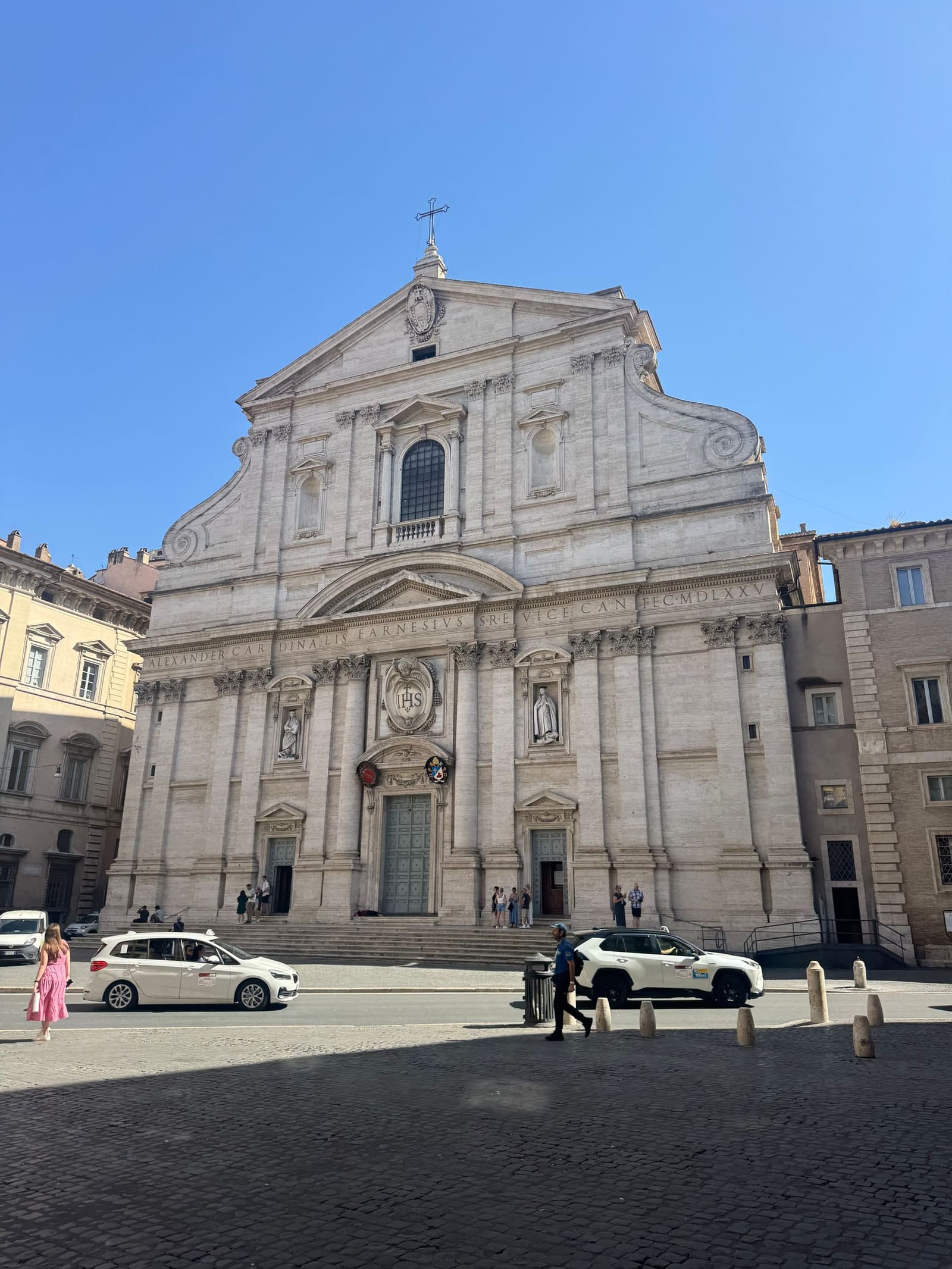 la facciata della Chiesa del Gesù contro il cielo, quella che tutto il barocco ha poi copiato