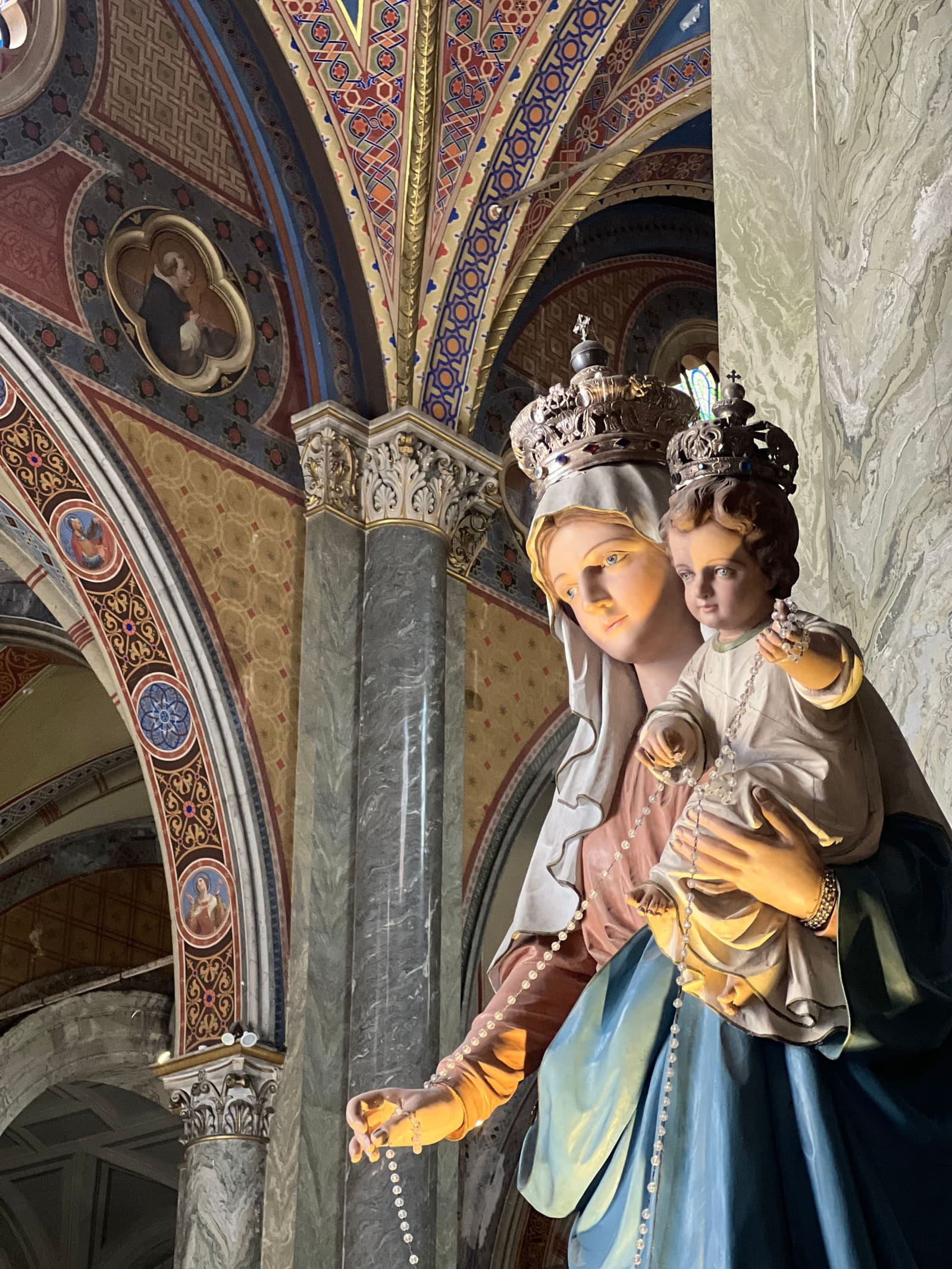 la statua della Madonna incoronata con il Bambino, con il rosario in mano, in una cappella della Minerva