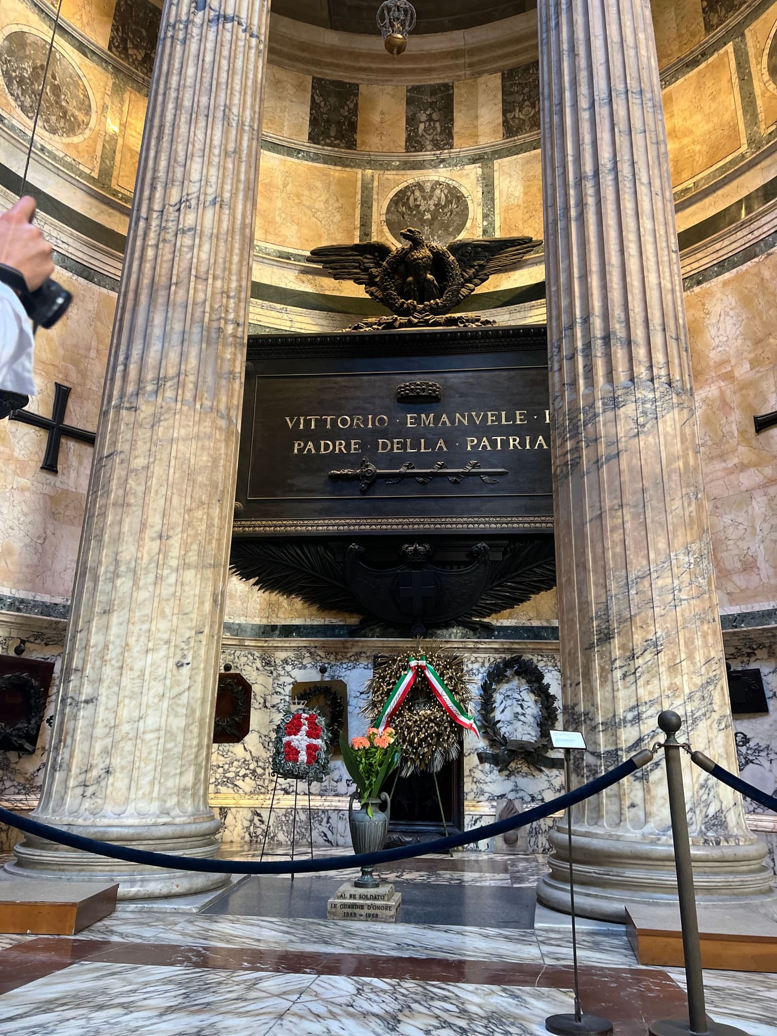 la tomba di Vittorio Emanuele II dentro il Pantheon, con la corona di bronzo e la scritta PADRE DELLA PATRIA