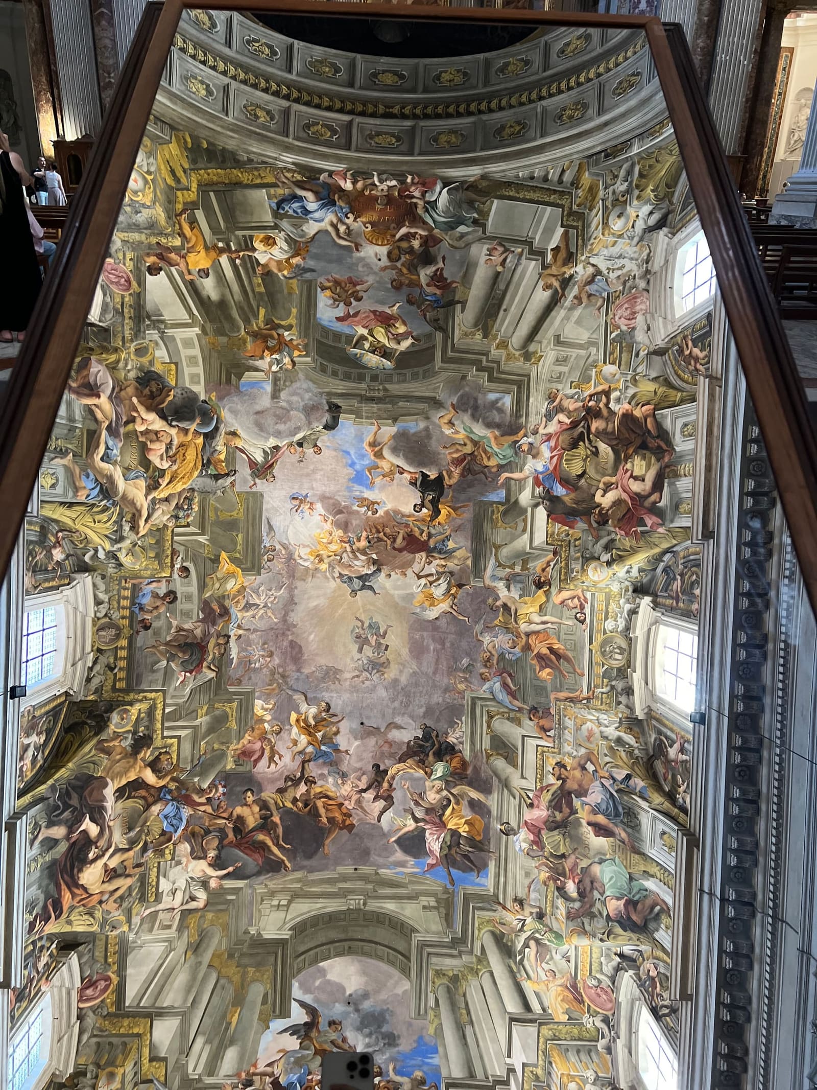 la volta guardata nello specchio inclinato che la chiesa mette in mezzo alla navata, per non spezzarsi il collo: si vede il telefono in basso, che è il modo in cui la guardano tutti