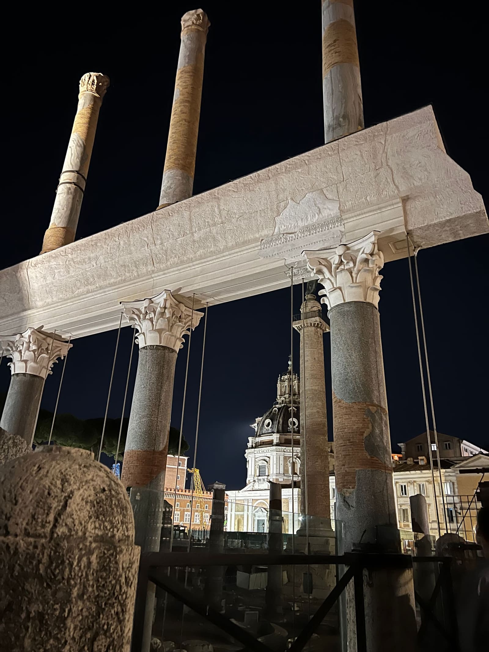 le colonne della Basilica Ulpia riprese dal basso, con i capitelli corinzi e l'architrave sospeso sopra la testa