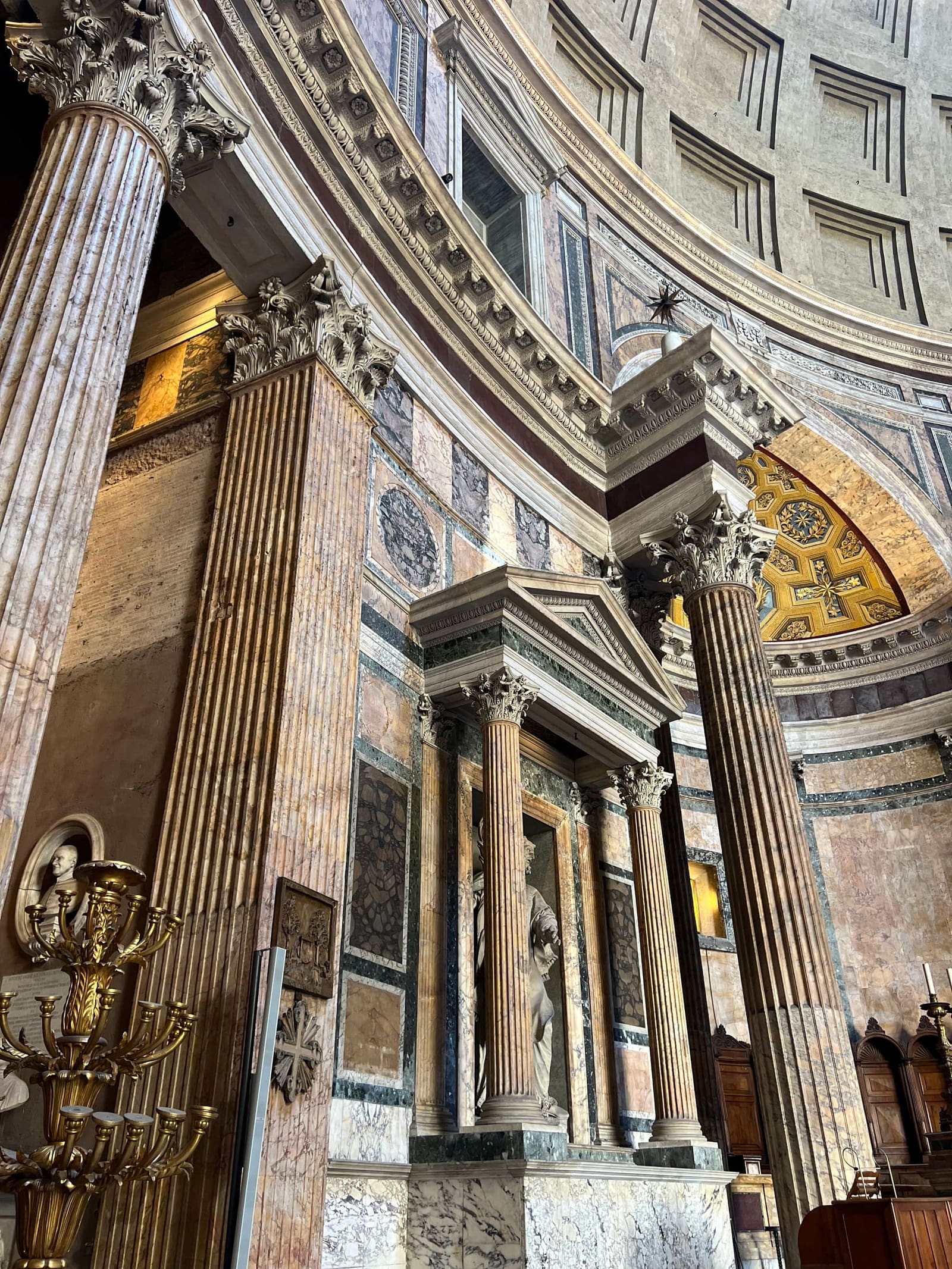 le edicole e le colonne di marmo colorato del giro interno, quelle che quasi nessuno guarda perché guardano tutti in alto