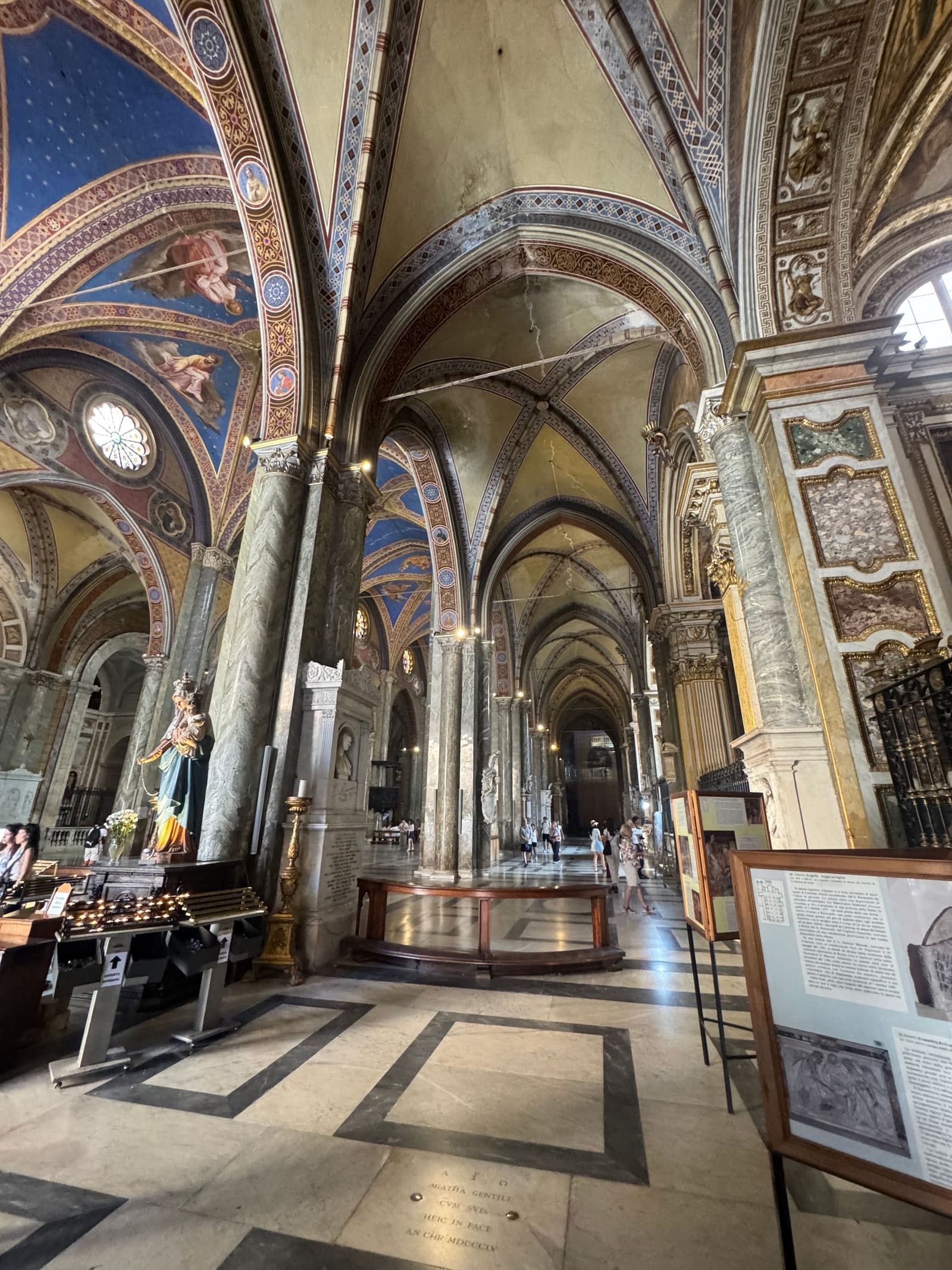 le volte azzurre a stelle d'oro della Minerva, l'unica chiesa gotica di Roma, che dentro non sembra affatto Roma