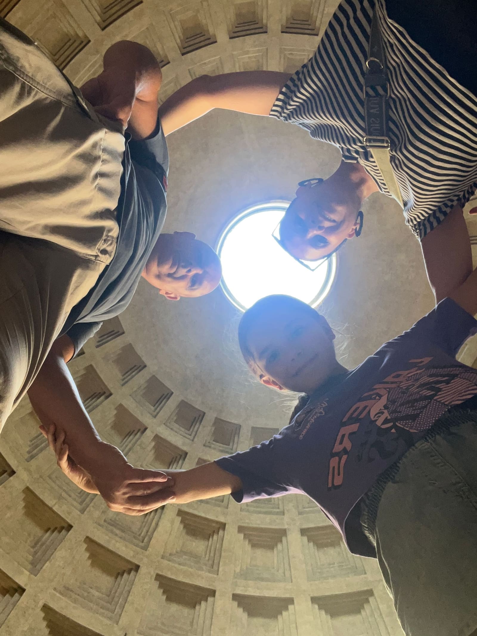 eccoci tutti e quattro in cerchio sotto l'oculo, con il telefono appoggiato per terra e la cupola che ci gira intorno