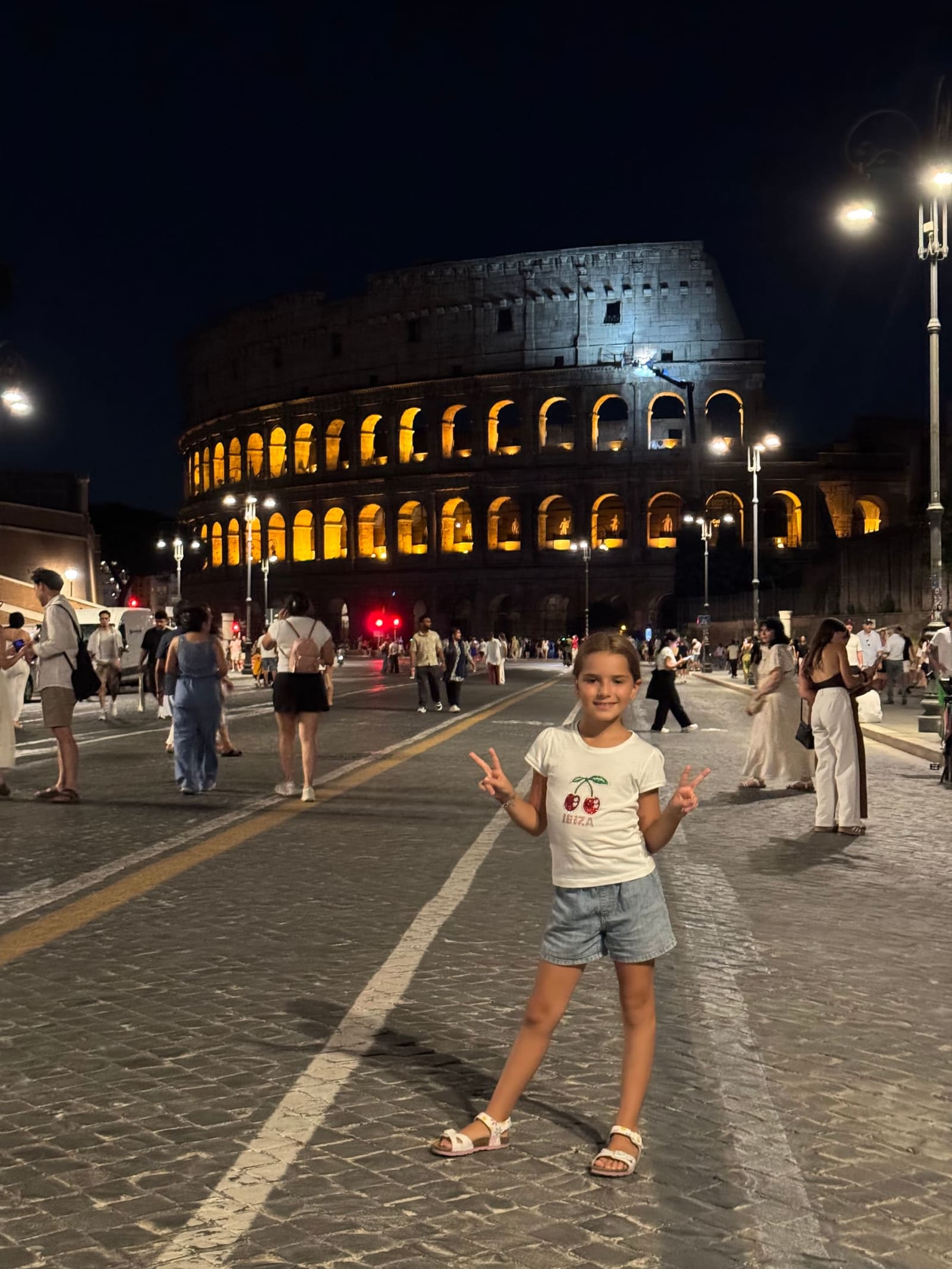 Letizia in mezzo alla via dei Fori Imperiali chiusa alle auto, con il Colosseo dietro le spalle
