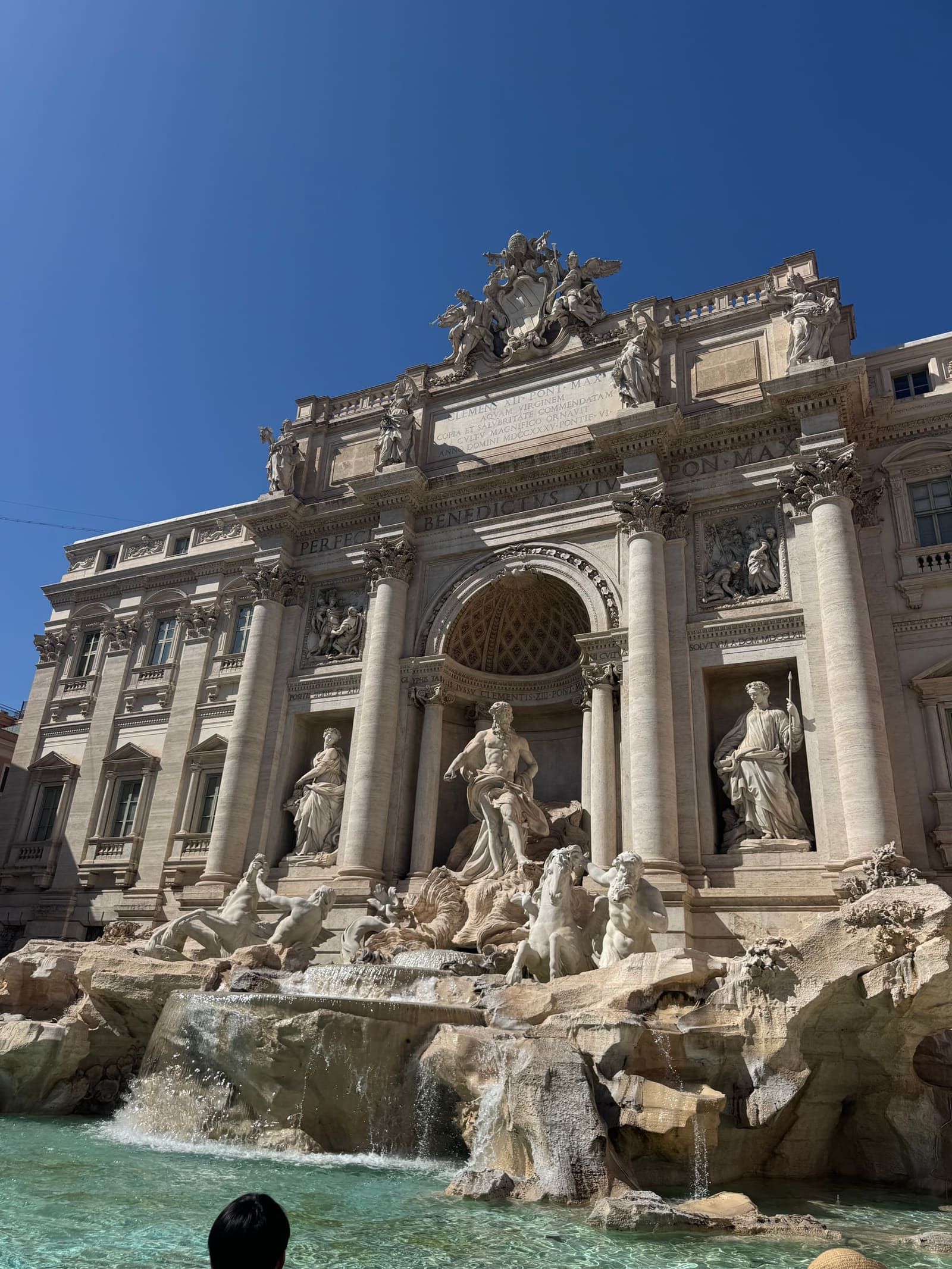 Trevi di fronte, con Oceano sul carro in mezzo alle due Tritoni e la facciata di Palazzo Poli dietro